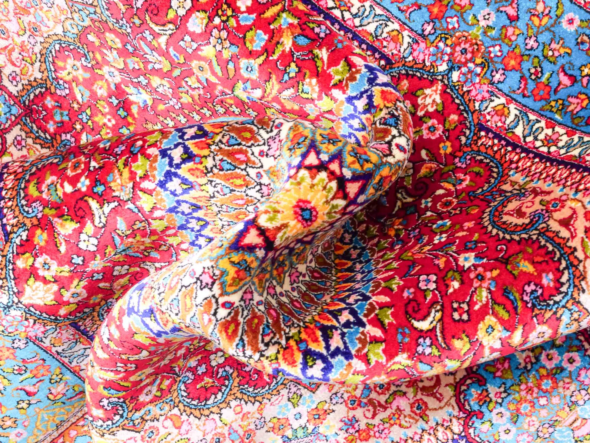 Ghom Maschinenteppich "Homay" 90 x 60 cm aus pflanzlicher Seide (Viskose) mit Medaillon, Rot, Hellblau. Teppichnummer: V45RD054H. Persian Luxury Collection by Khademi. Made in Iran / Persia – Vertrieb durch JUPITER Intl.
