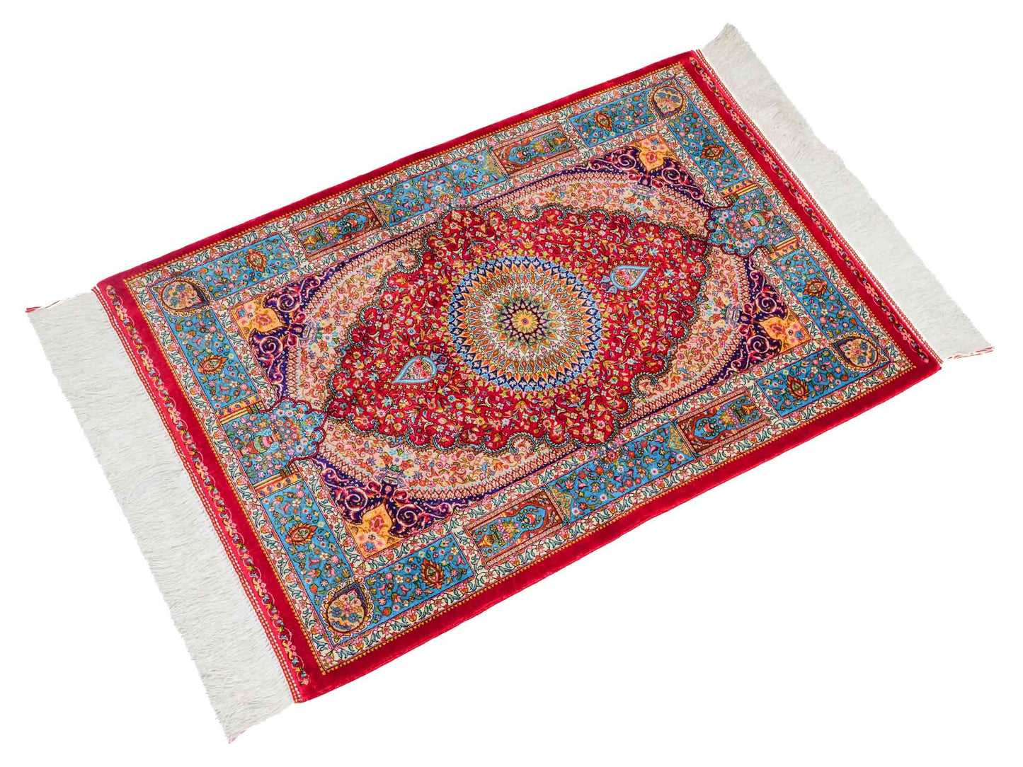 Ghom Maschinenteppich "Homay" 90 x 60 cm aus pflanzlicher Seide (Viskose) mit Medaillon, Rot, Hellblau. Teppichnummer: V45RD054H. Persian Luxury Collection by Khademi. Made in Iran / Persia – Vertrieb durch JUPITER Intl.