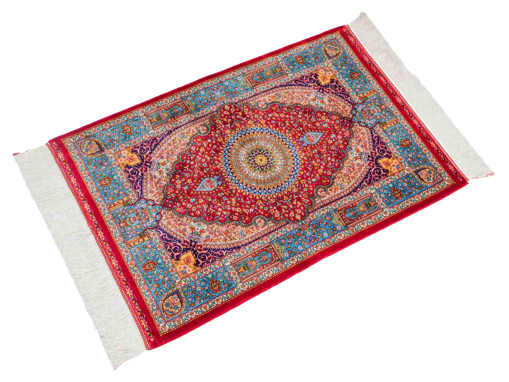 Ghom Maschinenteppich "Homay" 90 x 60 cm aus pflanzlicher Seide (Viskose) mit Medaillon, Rot, Hellblau. Teppichnummer: V45RD054H. Persian Luxury Collection by Khademi. Made in Iran / Persia – Vertrieb durch JUPITER Intl.