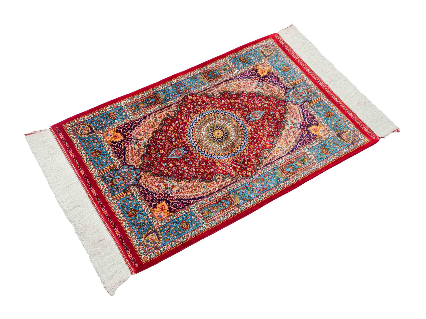Ghom Maschinenteppich "Homay" 90 x 60 cm aus pflanzlicher Seide (Viskose) mit Medaillon, Rot, Hellblau. Teppichnummer: V45RD054H. Persian Luxury Collection by Khademi. Made in Iran / Persia – Vertrieb durch JUPITER Intl.