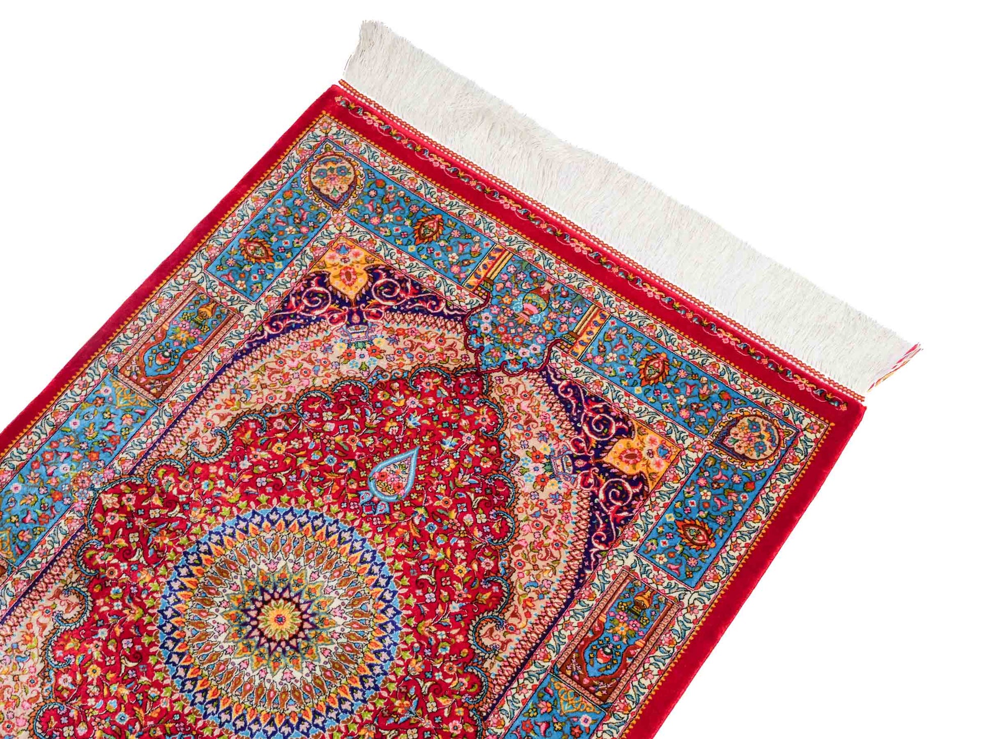Ghom Maschinenteppich "Homay" 90 x 60 cm aus pflanzlicher Seide (Viskose) mit Medaillon, Rot, Hellblau. Teppichnummer: V45RD054H. Persian Luxury Collection by Khademi. Made in Iran / Persia – Vertrieb durch JUPITER Intl.
