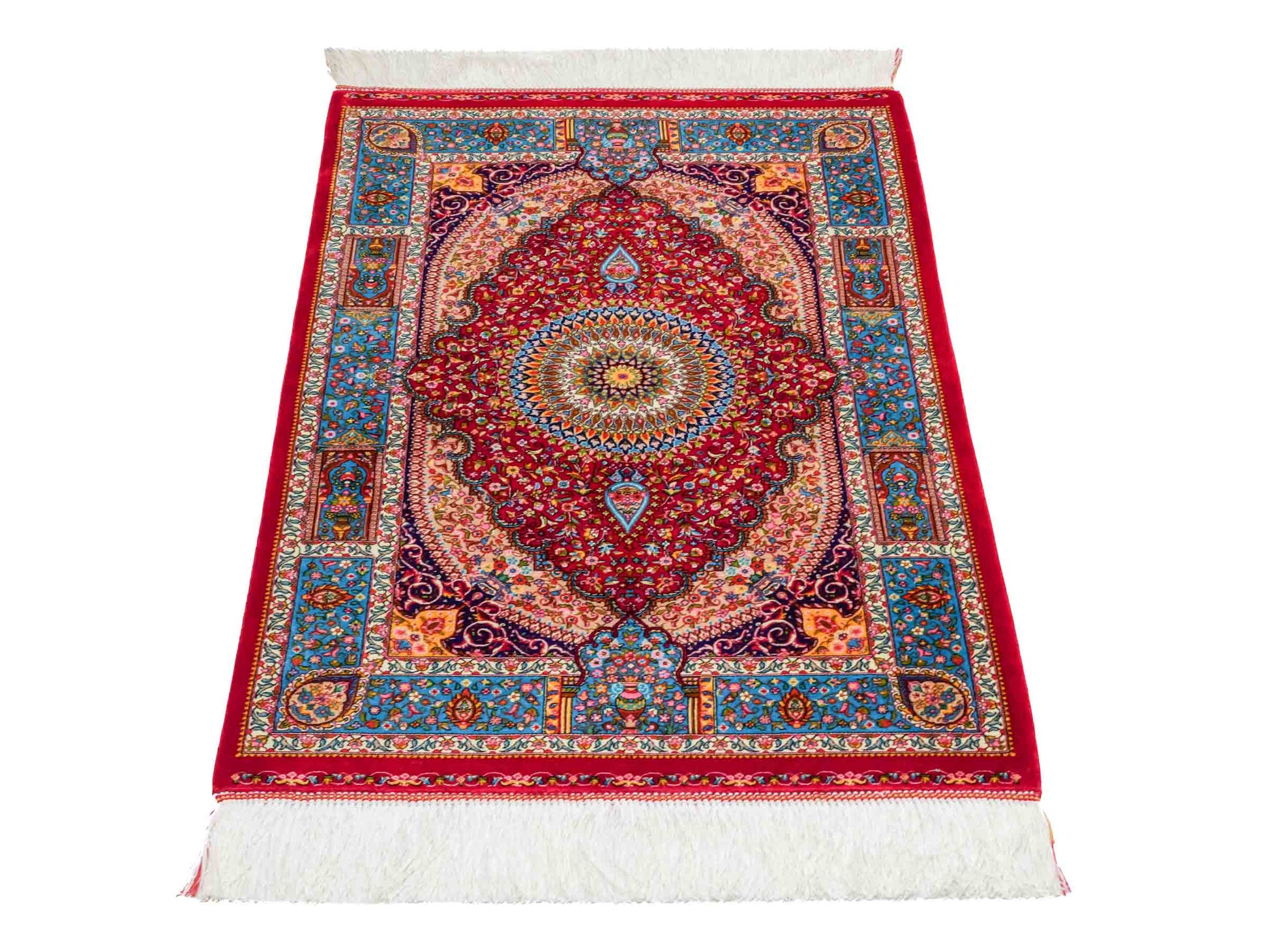 Ghom Maschinenteppich "Homay" 90 x 60 cm aus pflanzlicher Seide (Viskose) mit Medaillon, Rot, Hellblau. Teppichnummer: V45RD054H. Persian Luxury Collection by Khademi. Made in Iran / Persia – Vertrieb durch JUPITER Intl.