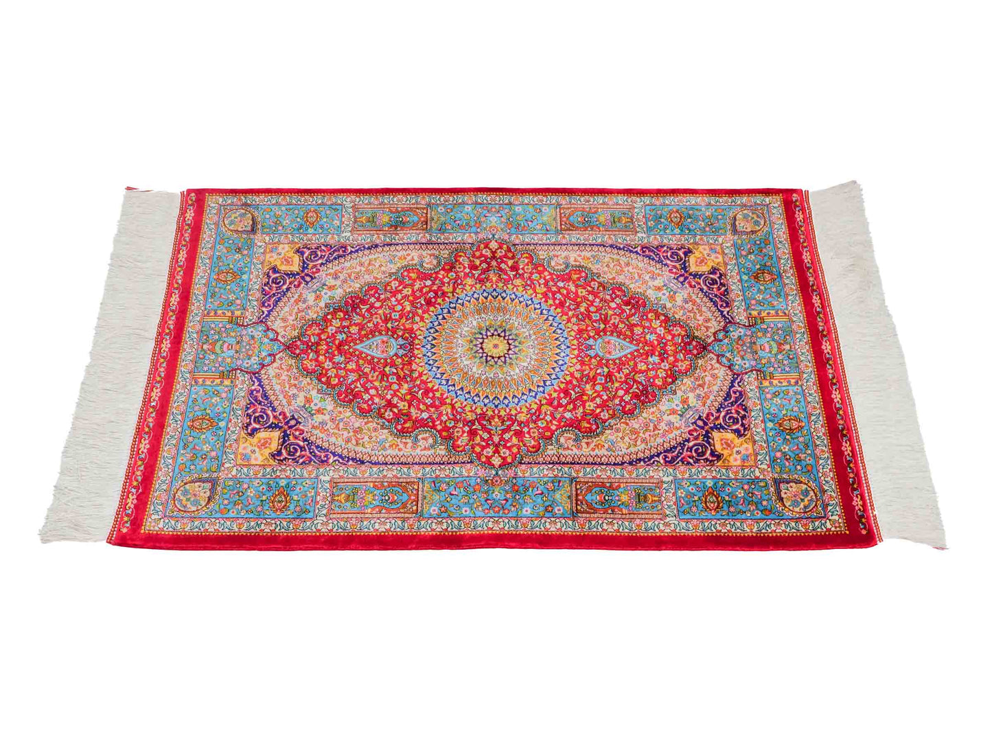 Ghom Maschinenteppich "Homay" 90 x 60 cm aus pflanzlicher Seide (Viskose) mit Medaillon, Rot, Hellblau. Teppichnummer: V45RD054H. Persian Luxury Collection by Khademi. Made in Iran / Persia – Vertrieb durch JUPITER Intl.
