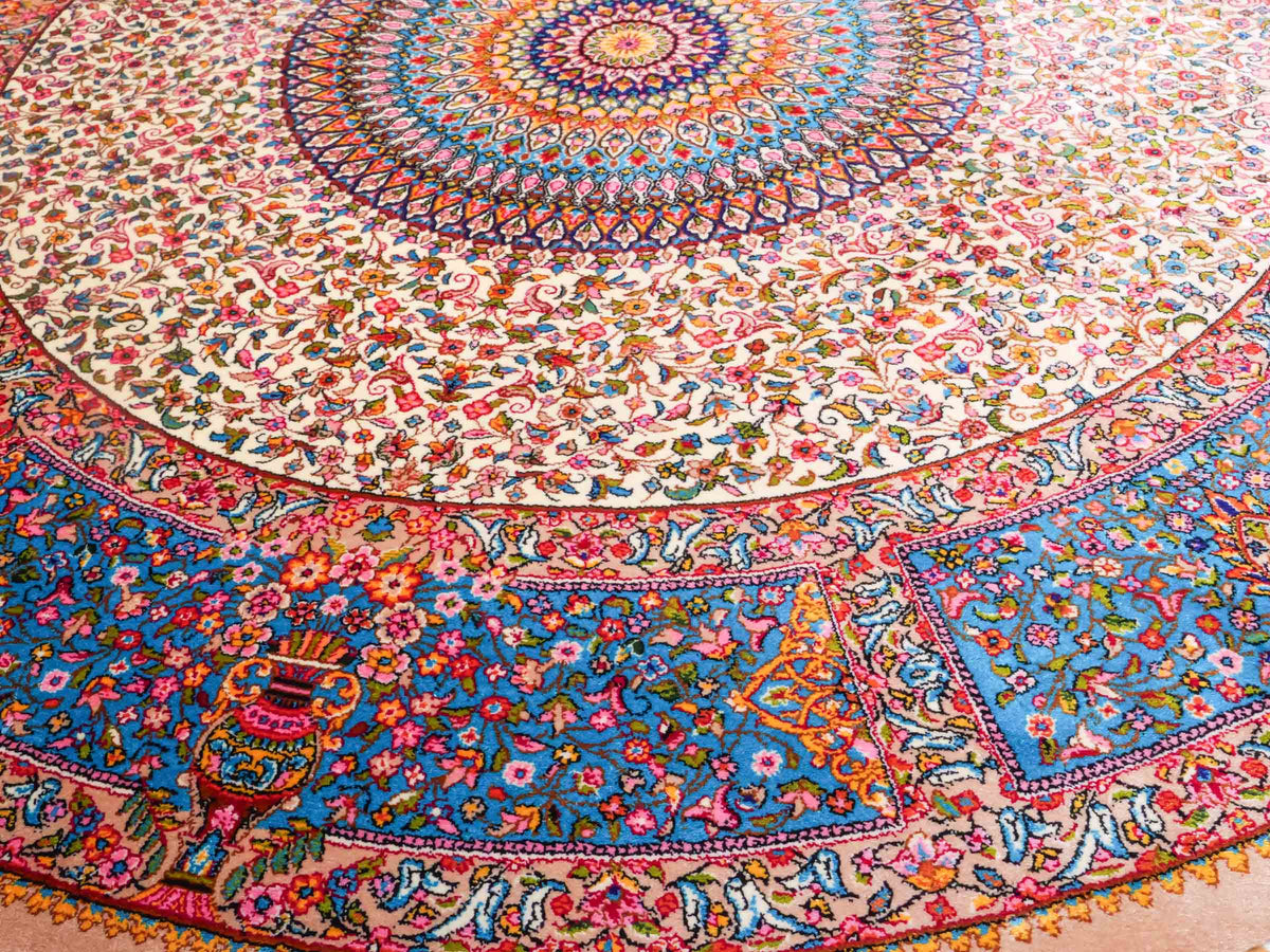 Runder Ghom Maschinenteppich "Hushang" 100 x 100 cm aus pflanzlicher Seide (Viskose) mit Medaillon, Cremeweiß, Hellblau. Teppichnummer: V46CT100H. Persian Luxury Collection by Khademi. Made in Iran / Persia – Vertrieb durch JUPITER Intl.