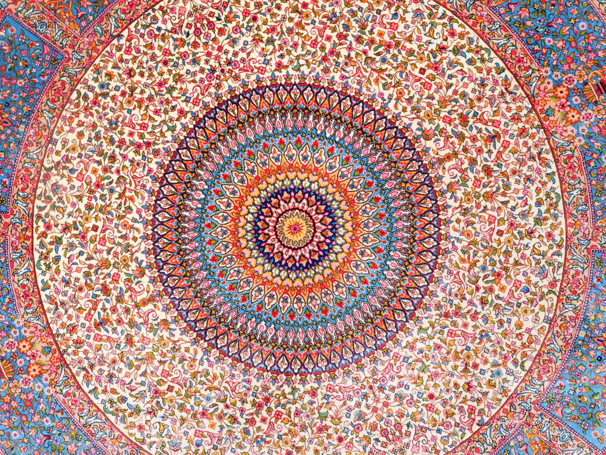 Runder Ghom Maschinenteppich "Hushang" 100 x 100 cm aus pflanzlicher Seide (Viskose) mit Medaillon, Cremeweiß, Hellblau. Teppichnummer: V46CT100H. Persian Luxury Collection by Khademi. Made in Iran / Persia – Vertrieb durch JUPITER Intl.