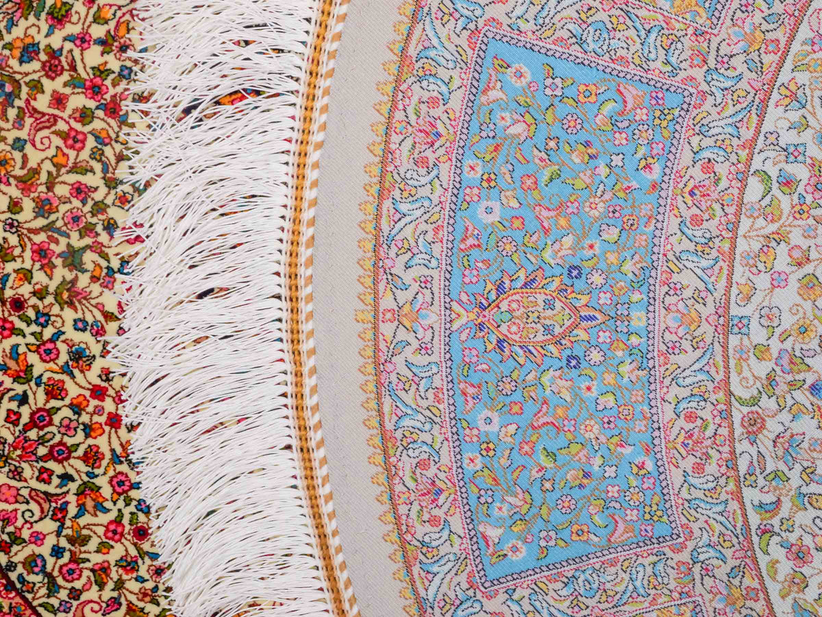 Runder Ghom Maschinenteppich "Hushang" 100 x 100 cm aus pflanzlicher Seide (Viskose) mit Medaillon, Cremeweiß, Hellblau. Teppichnummer: V46CT100H. Persian Luxury Collection by Khademi. Made in Iran / Persia – Vertrieb durch JUPITER Intl.