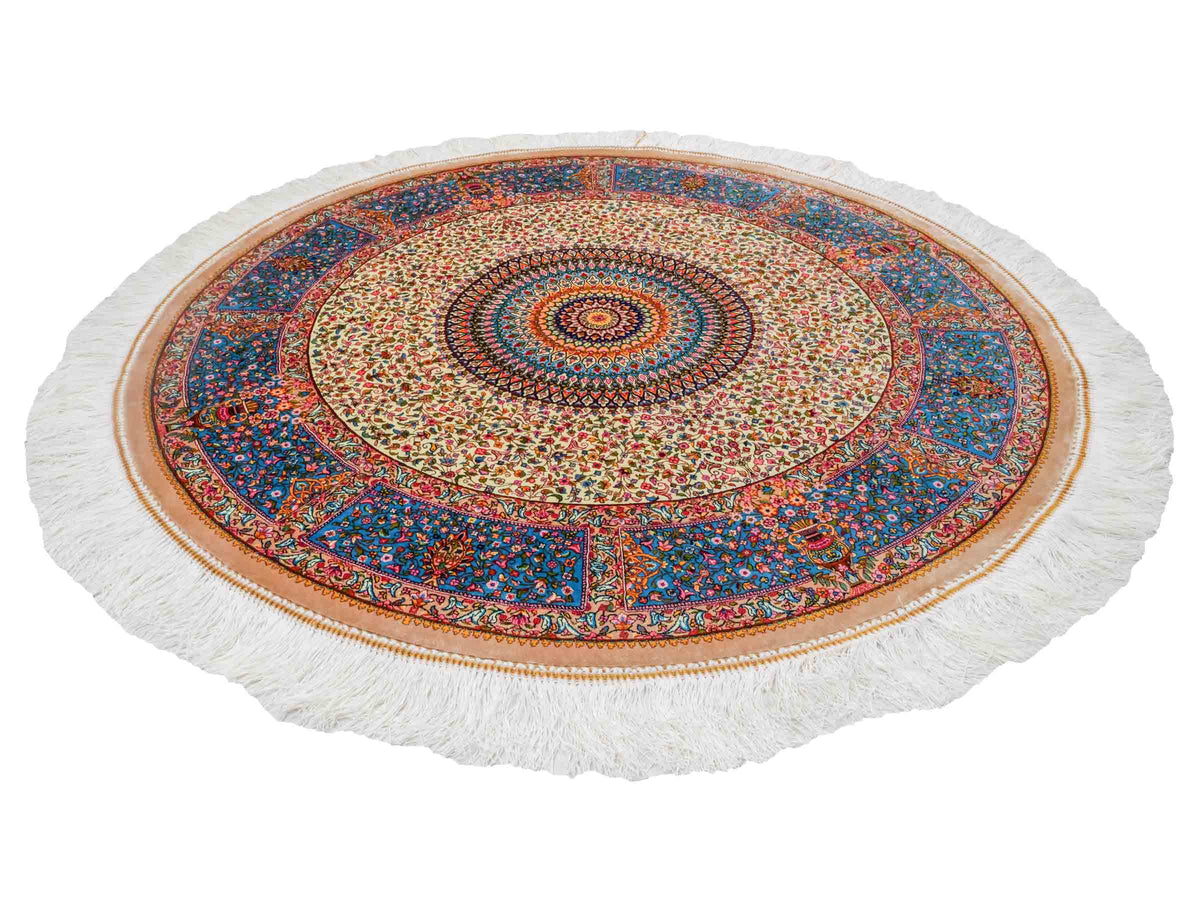 Runder Ghom Maschinenteppich "Hushang" 100 x 100 cm aus pflanzlicher Seide (Viskose) mit Medaillon, Cremeweiß, Hellblau. Teppichnummer: V46CT100H. Persian Luxury Collection by Khademi. Made in Iran / Persia – Vertrieb durch JUPITER Intl.