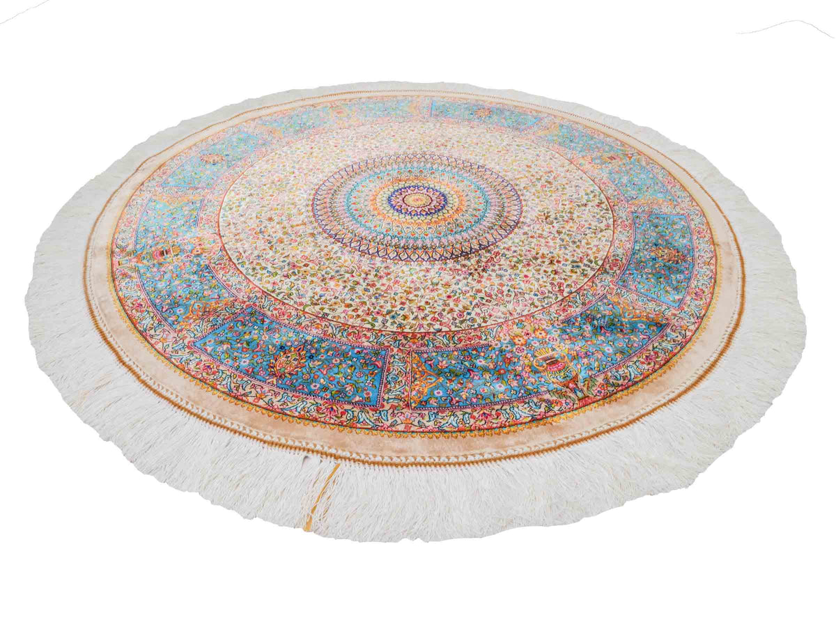 Runder Ghom Maschinenteppich "Hushang" 100 x 100 cm aus pflanzlicher Seide (Viskose) mit Medaillon, Cremeweiß, Hellblau. Teppichnummer: V46CT100H. Persian Luxury Collection by Khademi. Made in Iran / Persia – Vertrieb durch JUPITER Intl.