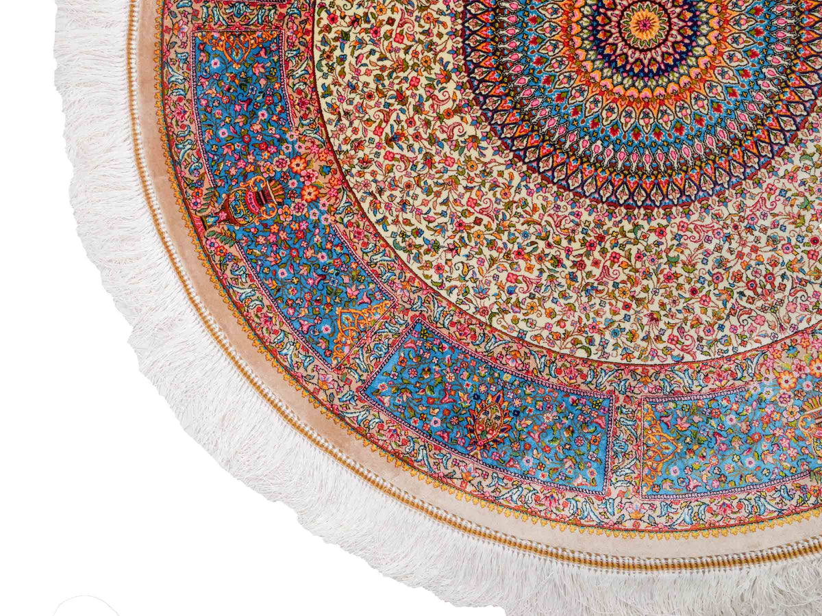 Runder Ghom Maschinenteppich "Hushang" 100 x 100 cm aus pflanzlicher Seide (Viskose) mit Medaillon, Cremeweiß, Hellblau. Teppichnummer: V46CT100H. Persian Luxury Collection by Khademi. Made in Iran / Persia – Vertrieb durch JUPITER Intl.