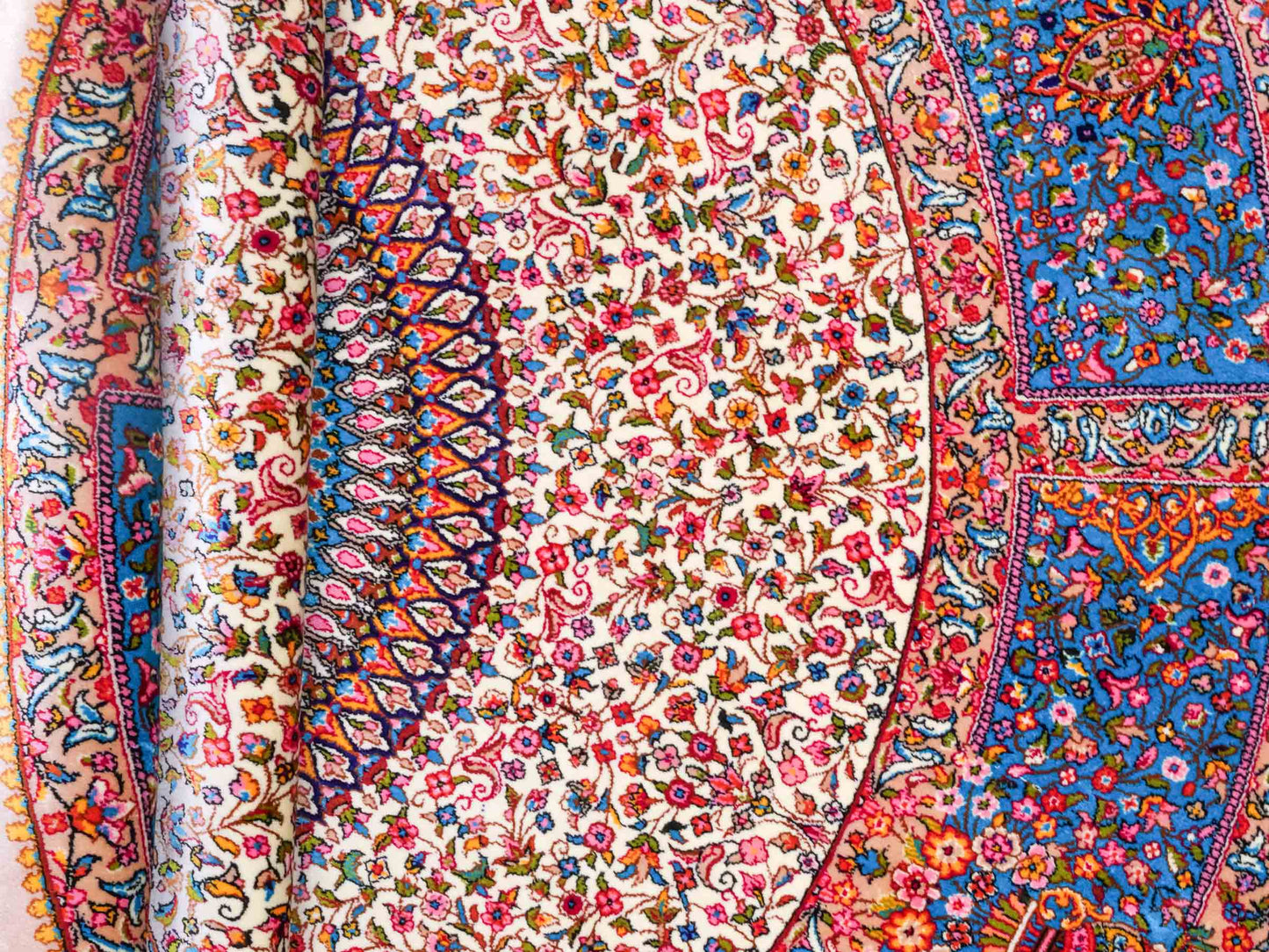 Runder Ghom Maschinenteppich "Hushang" 100 x 100 cm aus pflanzlicher Seide (Viskose) mit Medaillon, Cremeweiß, Hellblau. Teppichnummer: V46CT100H. Persian Luxury Collection by Khademi. Made in Iran / Persia – Vertrieb durch JUPITER Intl.
