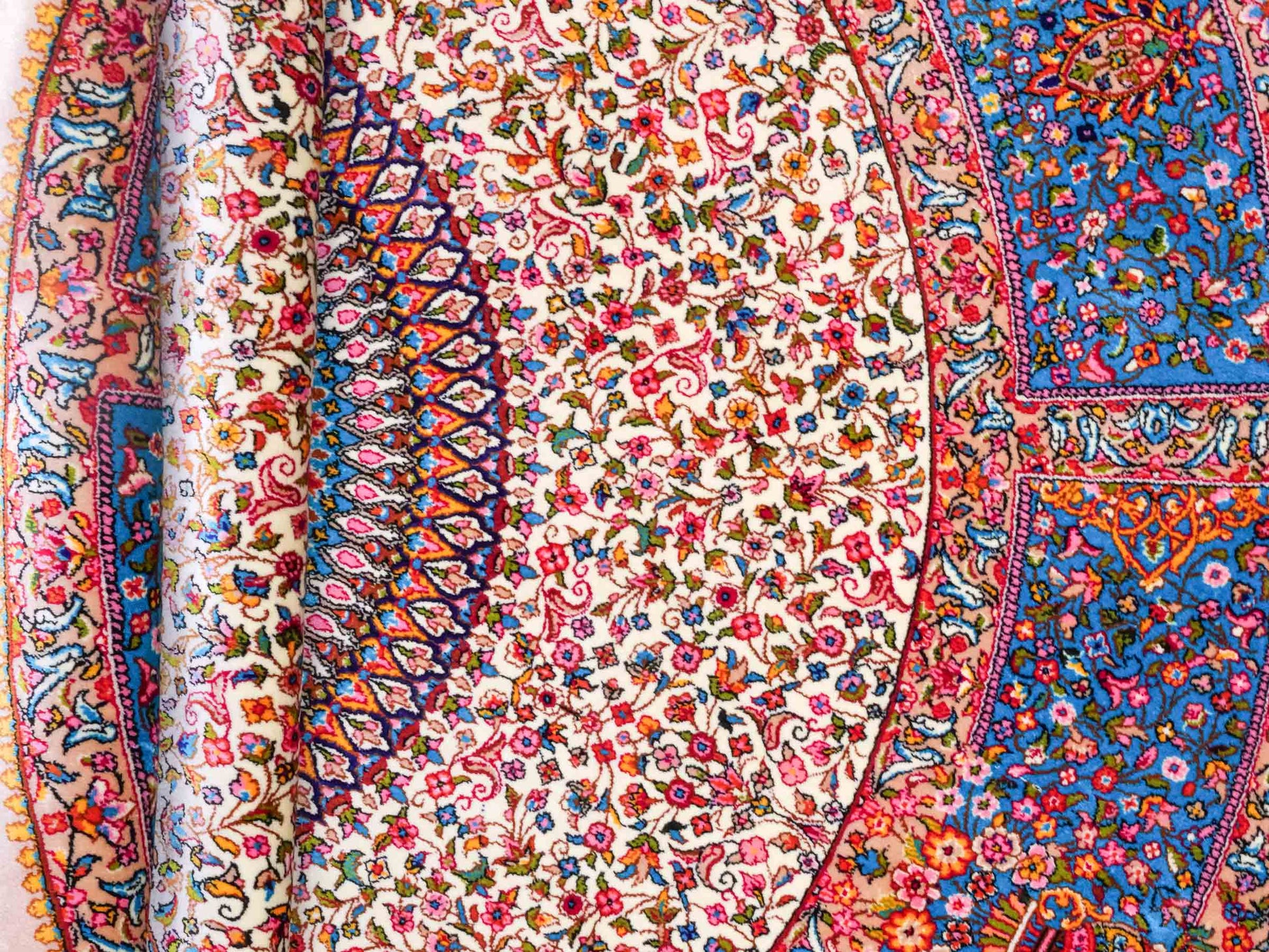 Runder Ghom Maschinenteppich "Hushang" 100 x 100 cm aus pflanzlicher Seide (Viskose) mit Medaillon, Cremeweiß, Hellblau. Teppichnummer: V46CT100H. Persian Luxury Collection by Khademi. Made in Iran / Persia – Vertrieb durch JUPITER Intl.