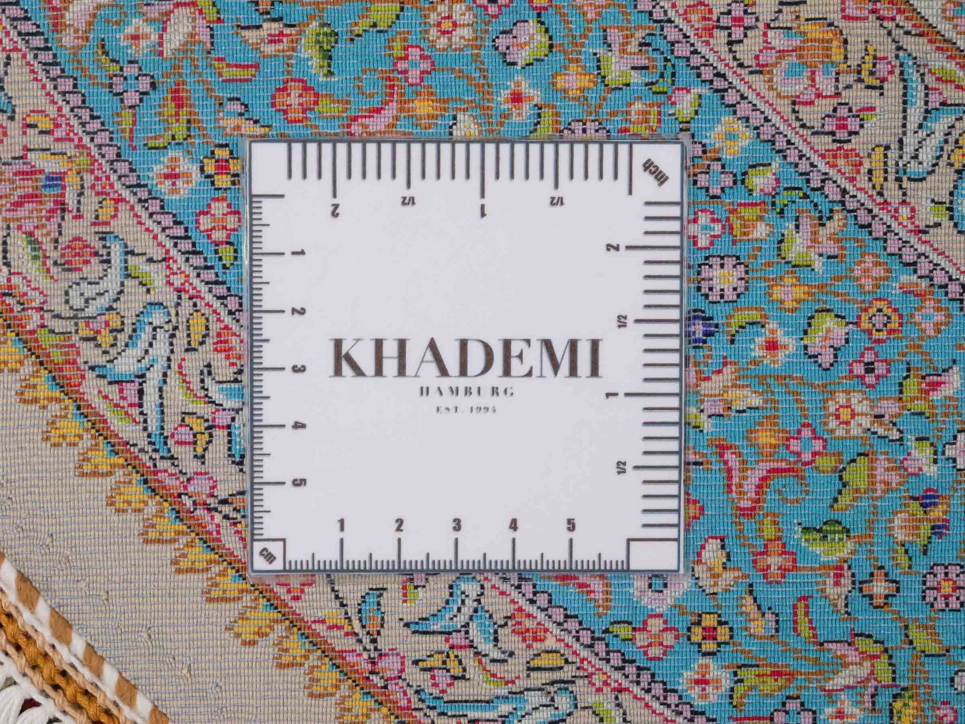 Runder Ghom Maschinenteppich "Hushang" 100 x 100 cm aus pflanzlicher Seide (Viskose) mit Medaillon, Cremeweiß, Hellblau. Teppichnummer: V46CT100H. Persian Luxury Collection by Khademi. Made in Iran / Persia – Vertrieb durch JUPITER Intl.