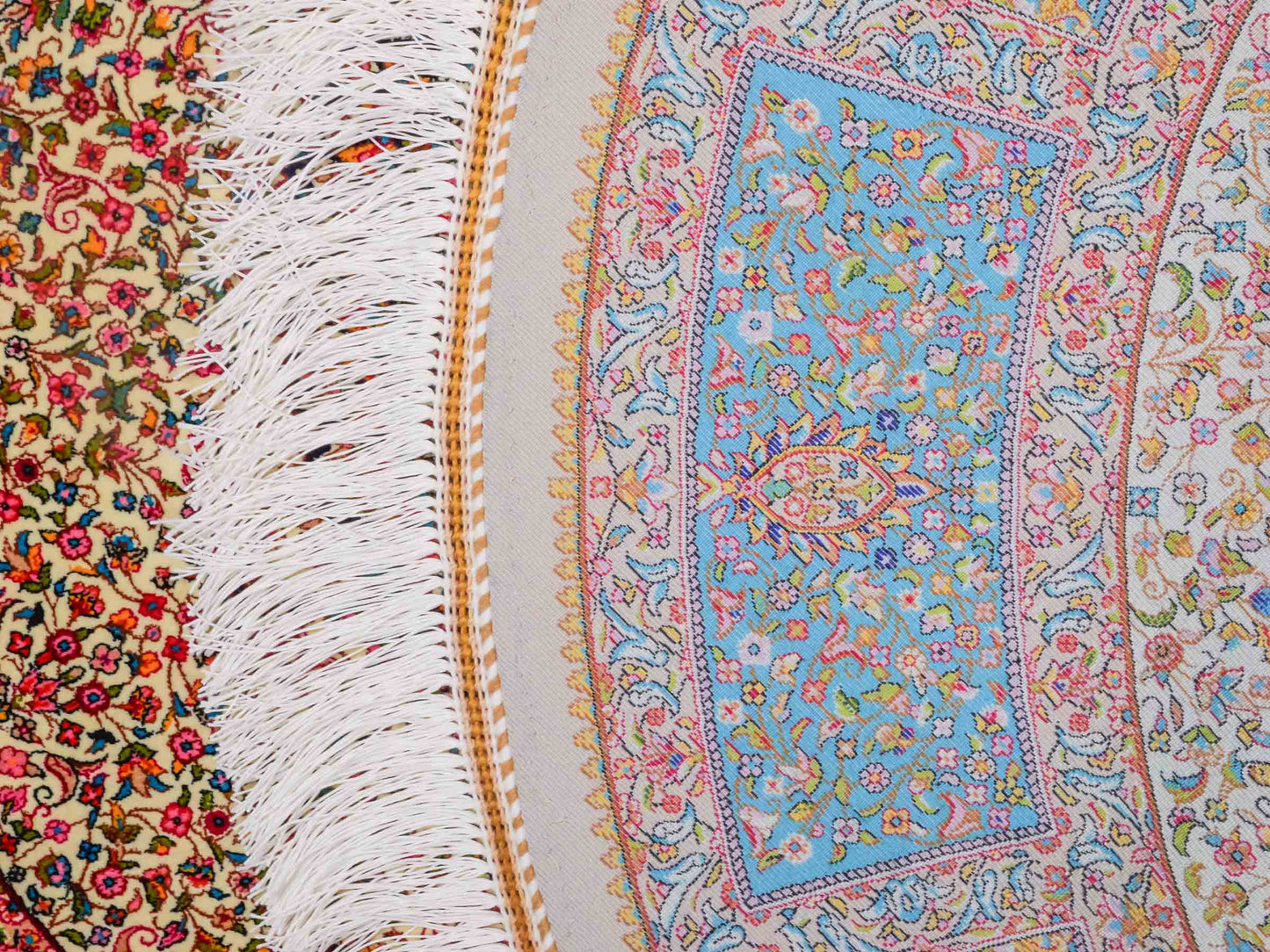 Runder Ghom Maschinenteppich "Hushang" 100 x 100 cm aus pflanzlicher Seide (Viskose) mit Medaillon, Cremeweiß, Hellblau. Teppichnummer: V46CT100H. Persian Luxury Collection by Khademi. Made in Iran / Persia – Vertrieb durch JUPITER Intl.