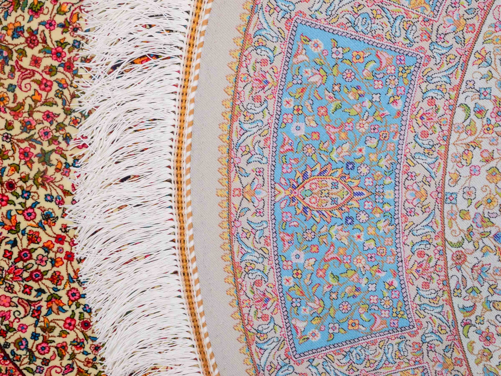 Runder Ghom Maschinenteppich "Hushang" 100 x 100 cm aus pflanzlicher Seide (Viskose) mit Medaillon, Cremeweiß, Hellblau. Teppichnummer: V46CT100H. Persian Luxury Collection by Khademi. Made in Iran / Persia – Vertrieb durch JUPITER Intl.