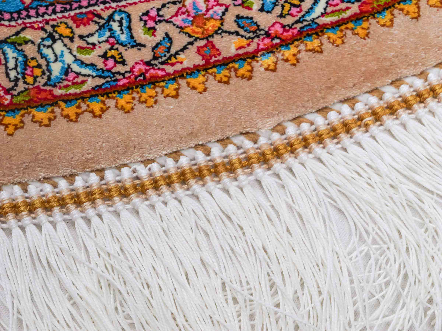 Runder Ghom Maschinenteppich "Hushang" 100 x 100 cm aus pflanzlicher Seide (Viskose) mit Medaillon, Cremeweiß, Hellblau. Teppichnummer: V46CT100H. Persian Luxury Collection by Khademi. Made in Iran / Persia – Vertrieb durch JUPITER Intl.