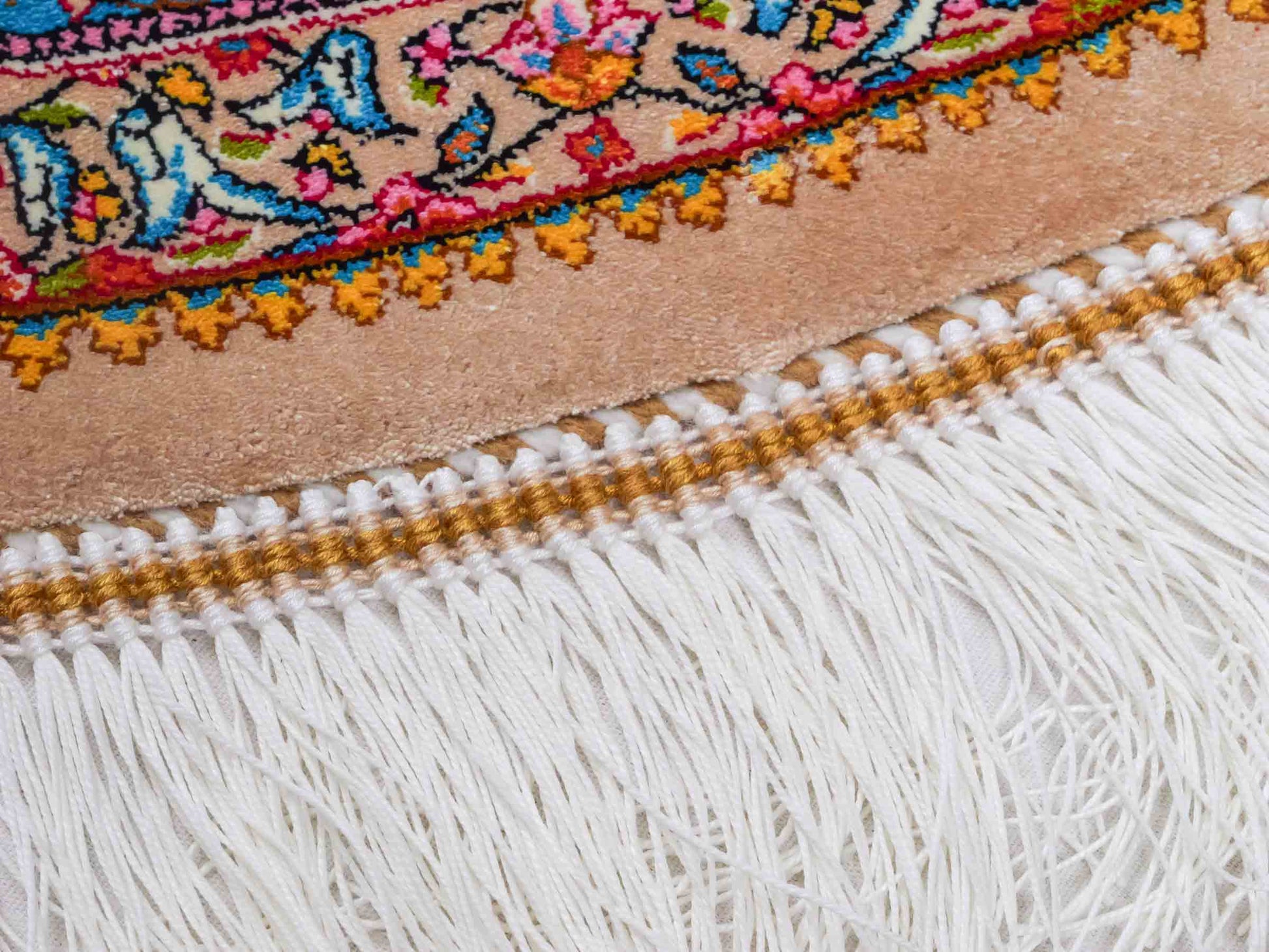 Runder Ghom Maschinenteppich "Hushang" 100 x 100 cm aus pflanzlicher Seide (Viskose) mit Medaillon, Cremeweiß, Hellblau. Teppichnummer: V46CT100H. Persian Luxury Collection by Khademi. Made in Iran / Persia – Vertrieb durch JUPITER Intl.