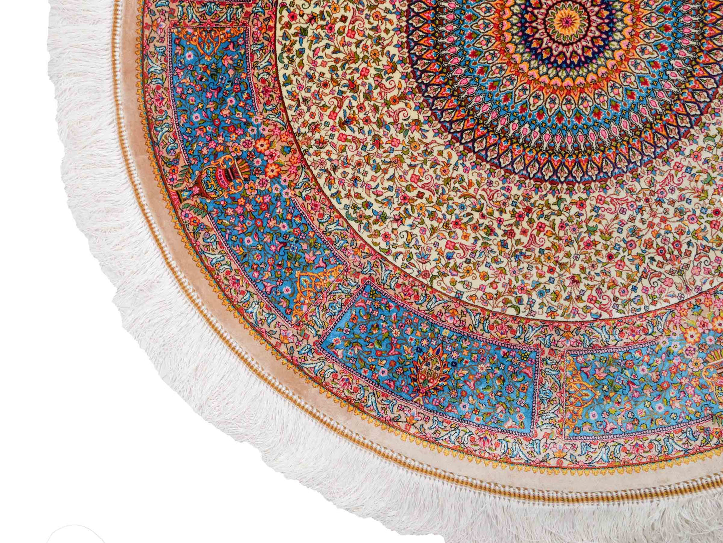 Runder Ghom Maschinenteppich "Hushang" 100 x 100 cm aus pflanzlicher Seide (Viskose) mit Medaillon, Cremeweiß, Hellblau. Teppichnummer: V46CT100H. Persian Luxury Collection by Khademi. Made in Iran / Persia – Vertrieb durch JUPITER Intl.