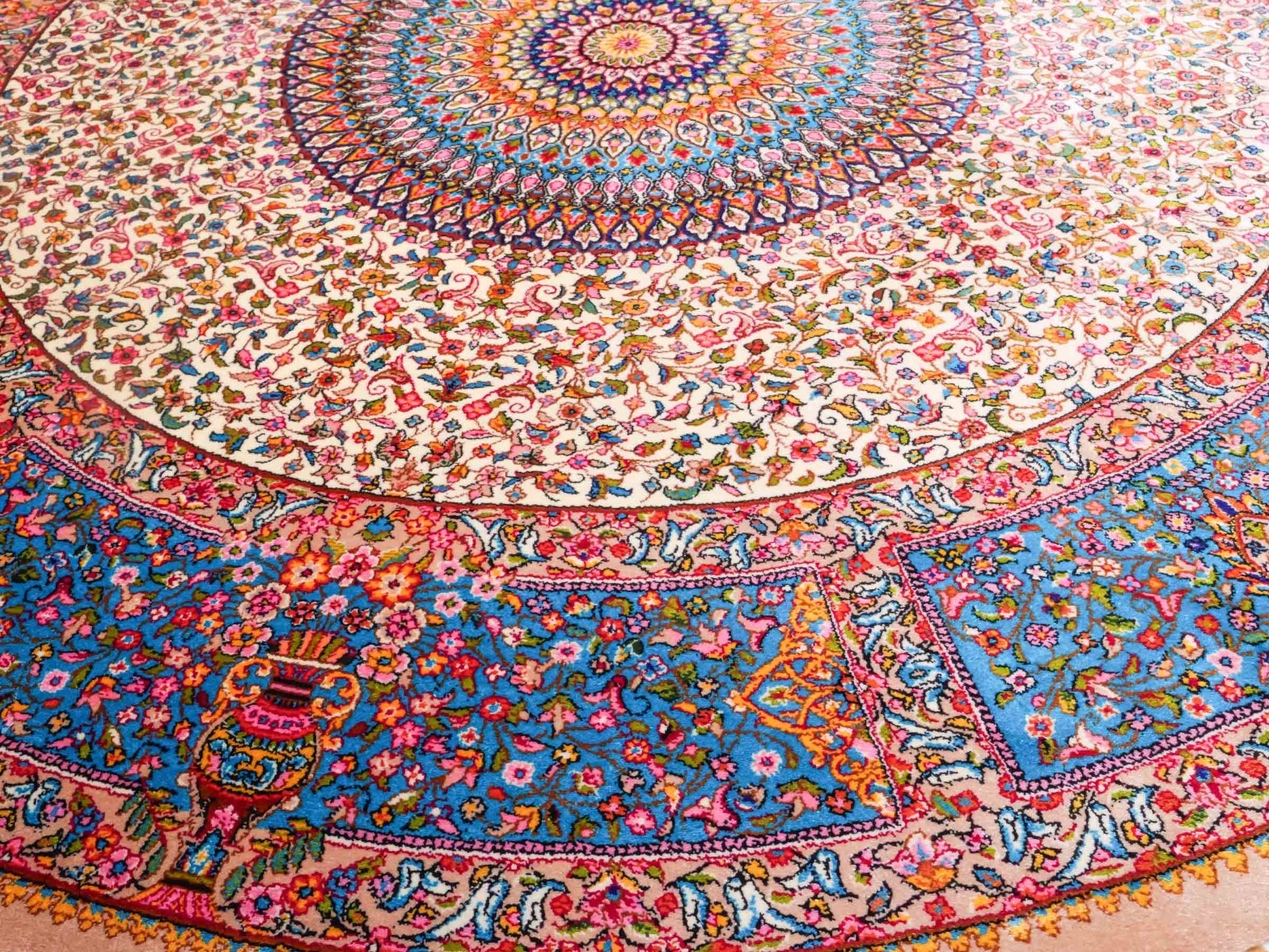 Runder Ghom Maschinenteppich "Hushang" 100 x 100 cm aus pflanzlicher Seide (Viskose) mit Medaillon, Cremeweiß, Hellblau. Teppichnummer: V46CT100H. Persian Luxury Collection by Khademi. Made in Iran / Persia – Vertrieb durch JUPITER Intl.
