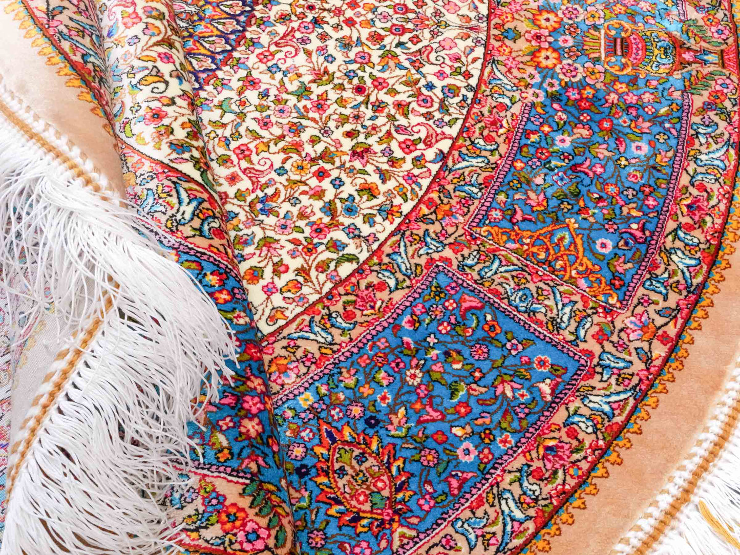 Runder Ghom Maschinenteppich "Hushang" 100 x 100 cm aus pflanzlicher Seide (Viskose) mit Medaillon, Cremeweiß, Hellblau. Teppichnummer: V46CT100H. Persian Luxury Collection by Khademi. Made in Iran / Persia – Vertrieb durch JUPITER Intl.