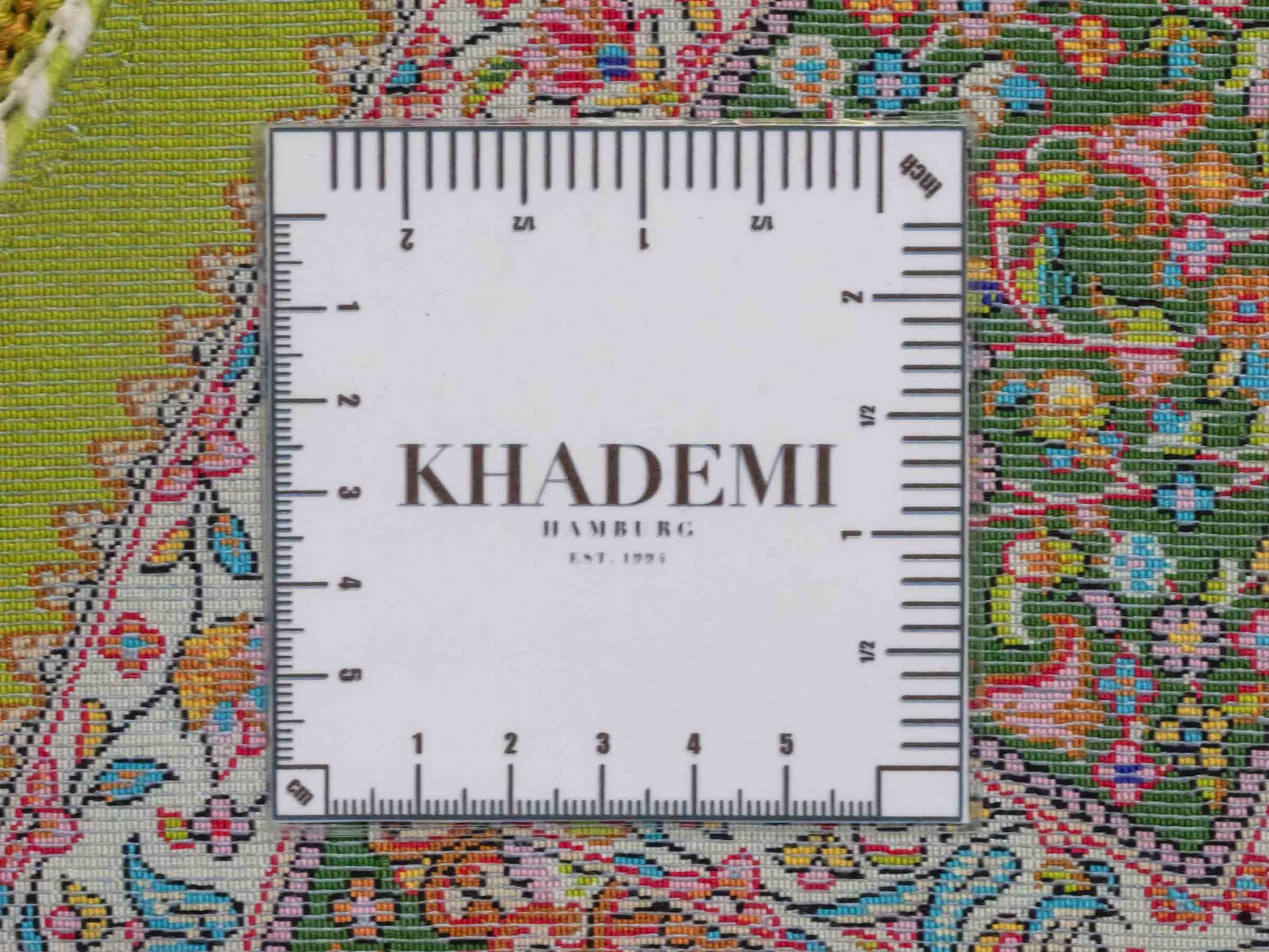 Runder Ghom Maschinenteppich "Hushang" 100 x 100 cm aus pflanzlicher Seide (Viskose) mit Medaillon, Grün, Hellgrün. Teppichnummer: V46LM100H. Persian Luxury Collection by Khademi. Made in Iran / Persia – Vertrieb durch JUPITER Intl.