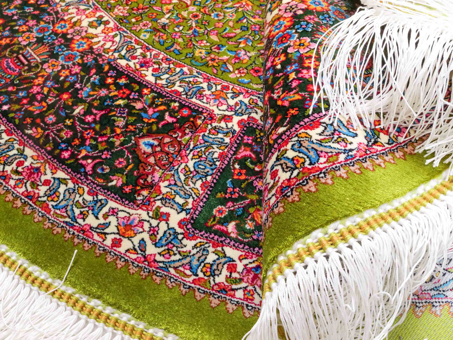 Runder Ghom Maschinenteppich "Hushang" 100 x 100 cm aus pflanzlicher Seide (Viskose) mit Medaillon, Grün, Hellgrün. Teppichnummer: V46LM100H. Persian Luxury Collection by Khademi. Made in Iran / Persia – Vertrieb durch JUPITER Intl.