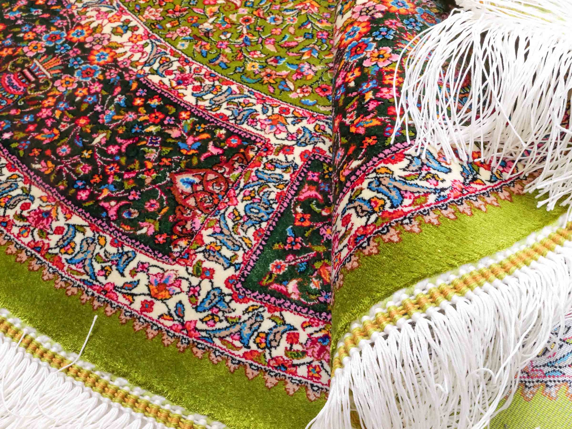 Runder Ghom Maschinenteppich "Hushang" 100 x 100 cm aus pflanzlicher Seide (Viskose) mit Medaillon, Grün, Hellgrün. Teppichnummer: V46LM100H. Persian Luxury Collection by Khademi. Made in Iran / Persia – Vertrieb durch JUPITER Intl.