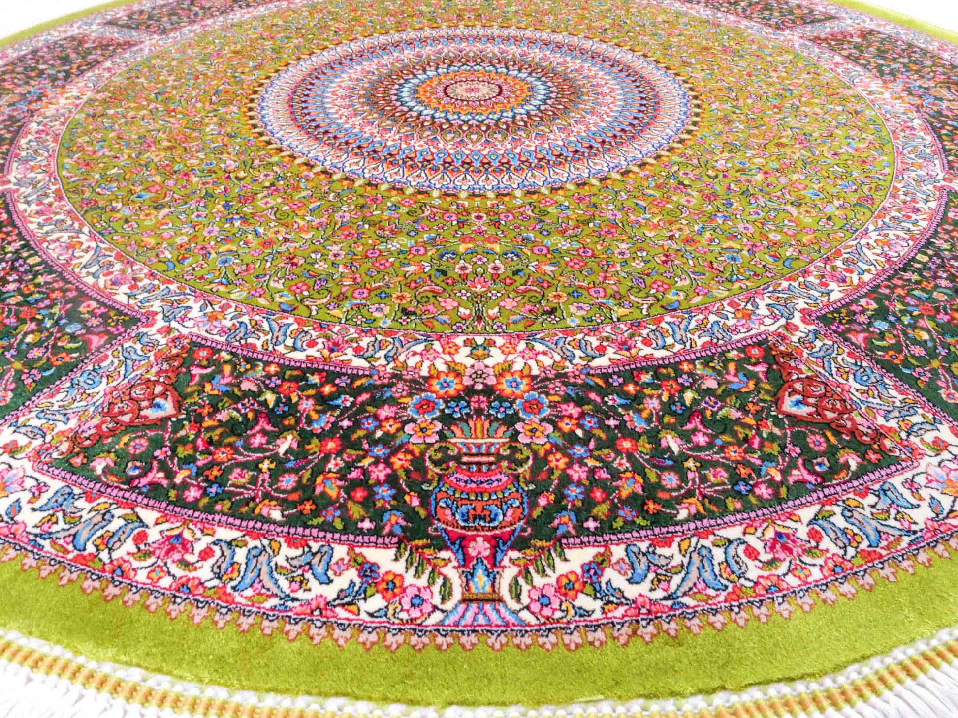 Runder Ghom Maschinenteppich "Hushang" 100 x 100 cm aus pflanzlicher Seide (Viskose) mit Medaillon, Grün, Hellgrün. Teppichnummer: V46LM100H. Persian Luxury Collection by Khademi. Made in Iran / Persia – Vertrieb durch JUPITER Intl.