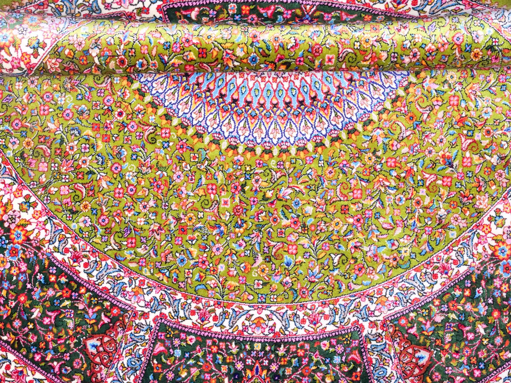 Runder Ghom Maschinenteppich "Hushang" 100 x 100 cm aus pflanzlicher Seide (Viskose) mit Medaillon, Grün, Hellgrün. Teppichnummer: V46LM100H. Persian Luxury Collection by Khademi. Made in Iran / Persia – Vertrieb durch JUPITER Intl.