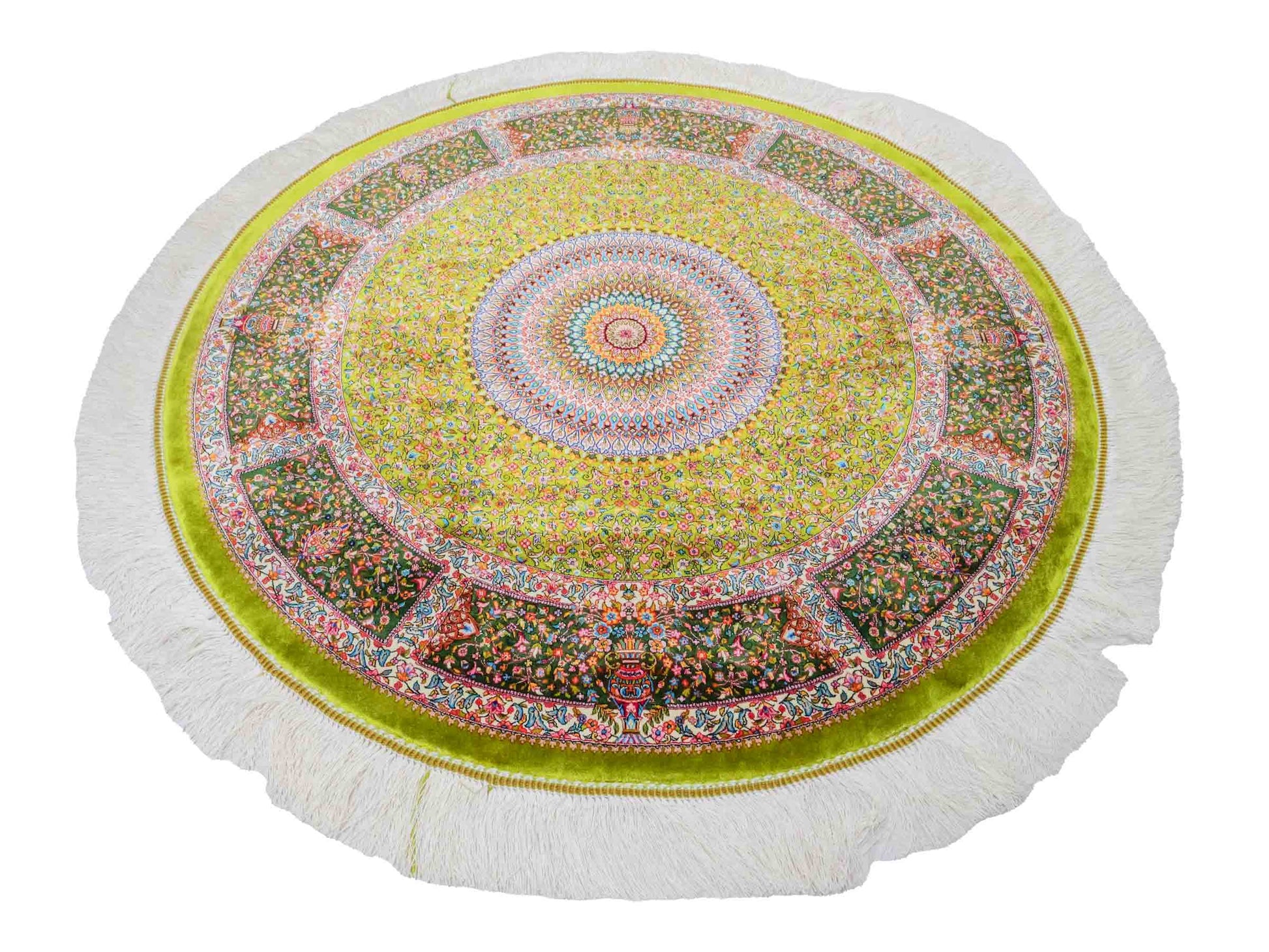 Runder Ghom Maschinenteppich "Hushang" 100 x 100 cm aus pflanzlicher Seide (Viskose) mit Medaillon, Grün, Hellgrün. Teppichnummer: V46LM100H. Persian Luxury Collection by Khademi. Made in Iran / Persia – Vertrieb durch JUPITER Intl.