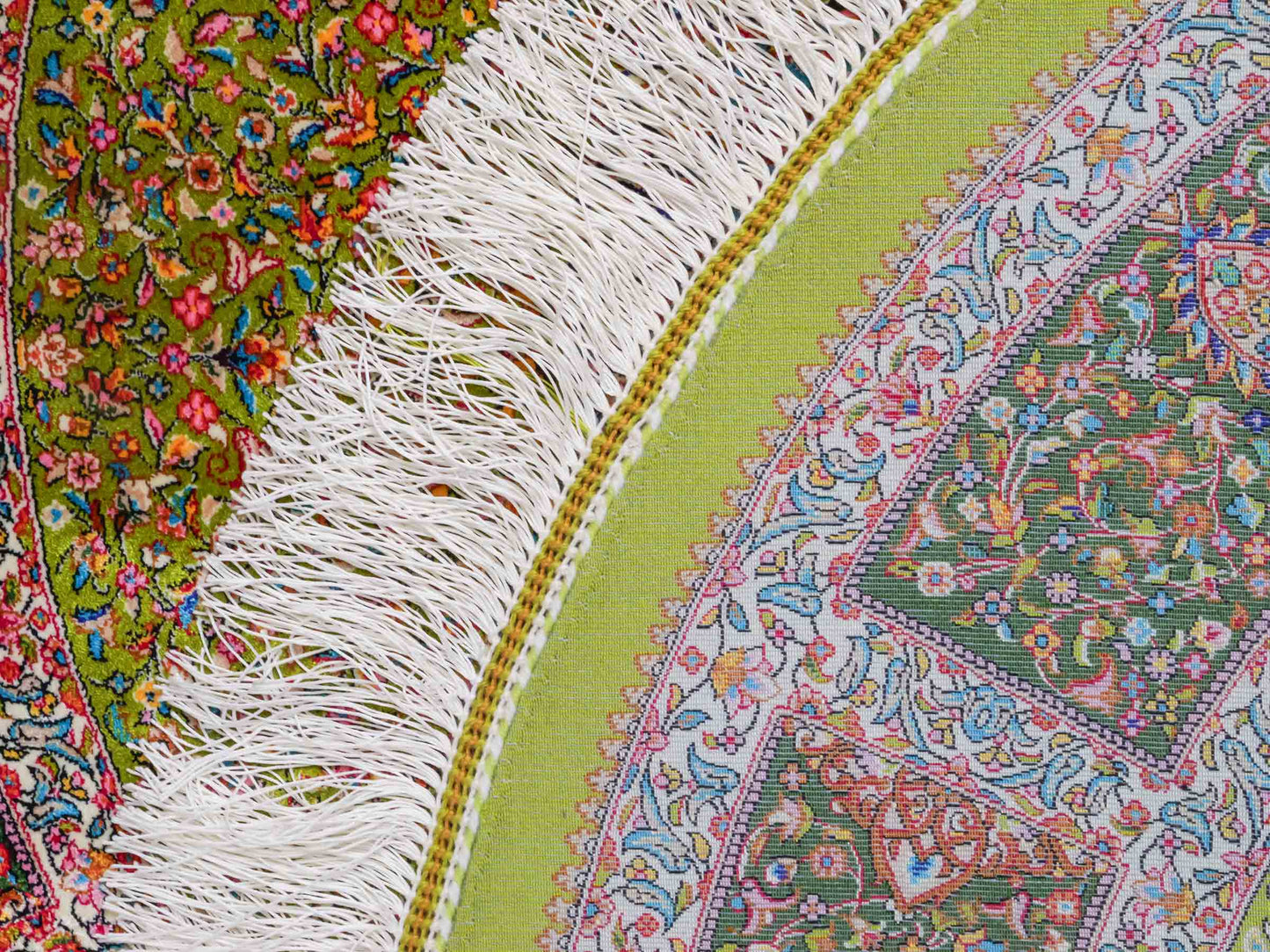Runder Ghom Maschinenteppich "Hushang" 100 x 100 cm aus pflanzlicher Seide (Viskose) mit Medaillon, Grün, Hellgrün. Teppichnummer: V46LM100H. Persian Luxury Collection by Khademi. Made in Iran / Persia – Vertrieb durch JUPITER Intl.
