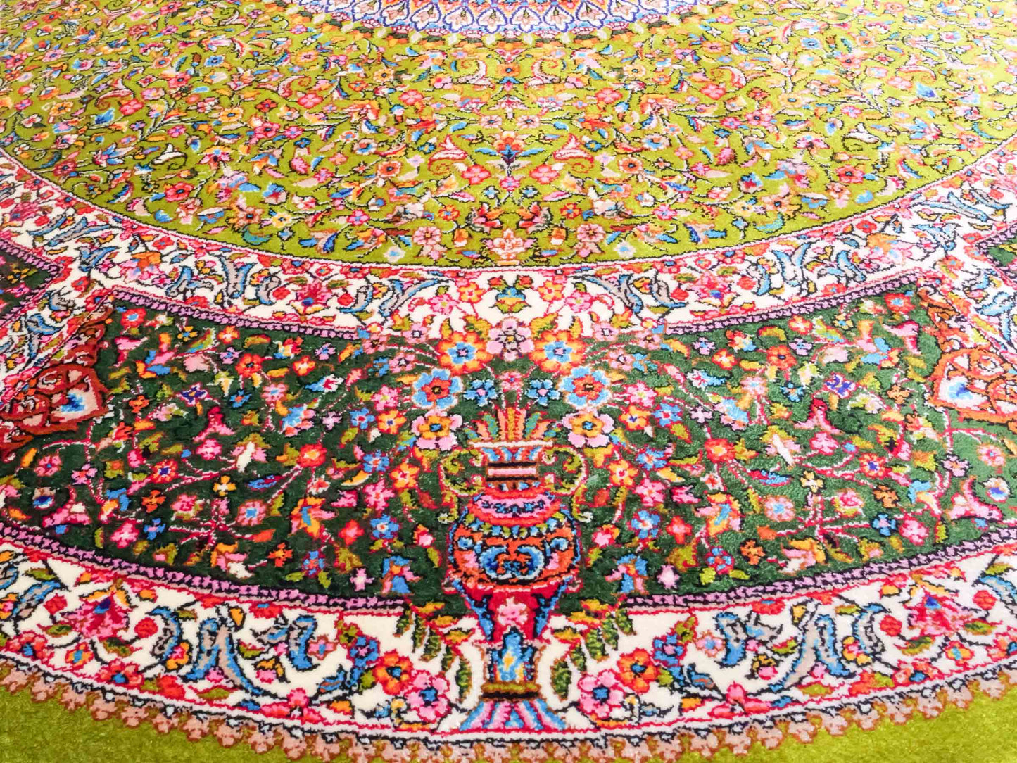 Runder Ghom Maschinenteppich "Hushang" 100 x 100 cm aus pflanzlicher Seide (Viskose) mit Medaillon, Grün, Hellgrün. Teppichnummer: V46LM100H. Persian Luxury Collection by Khademi. Made in Iran / Persia – Vertrieb durch JUPITER Intl.