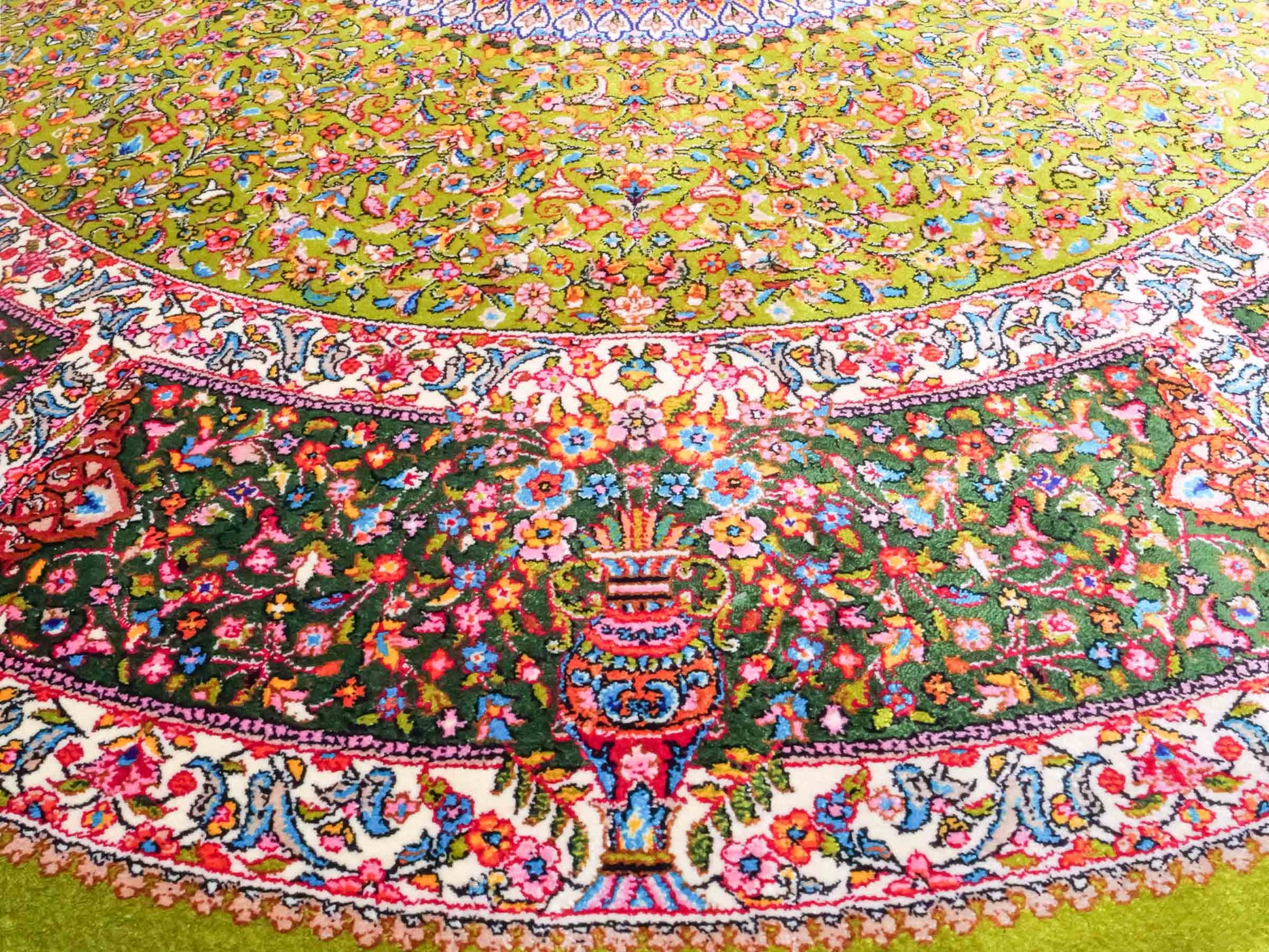 Runder Ghom Maschinenteppich "Hushang" 100 x 100 cm aus pflanzlicher Seide (Viskose) mit Medaillon, Grün, Hellgrün. Teppichnummer: V46LM100H. Persian Luxury Collection by Khademi. Made in Iran / Persia – Vertrieb durch JUPITER Intl.