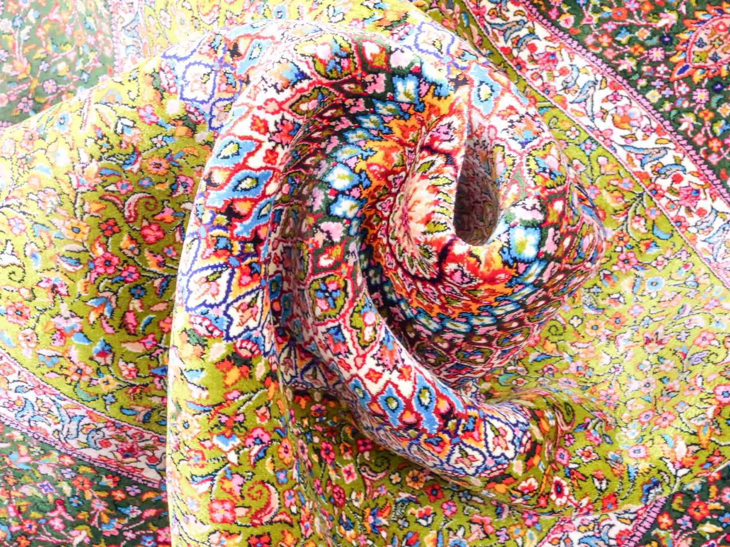 Runder Ghom Maschinenteppich "Hushang" 100 x 100 cm aus pflanzlicher Seide (Viskose) mit Medaillon, Grün, Hellgrün. Teppichnummer: V46LM100H. Persian Luxury Collection by Khademi. Made in Iran / Persia – Vertrieb durch JUPITER Intl.