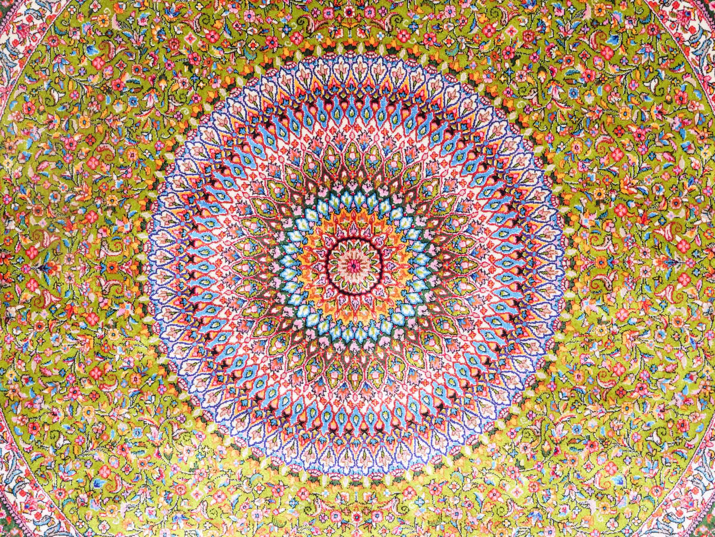 Runder Ghom Maschinenteppich "Hushang" 100 x 100 cm aus pflanzlicher Seide (Viskose) mit Medaillon, Grün, Hellgrün. Teppichnummer: V46LM100H. Persian Luxury Collection by Khademi. Made in Iran / Persia – Vertrieb durch JUPITER Intl.