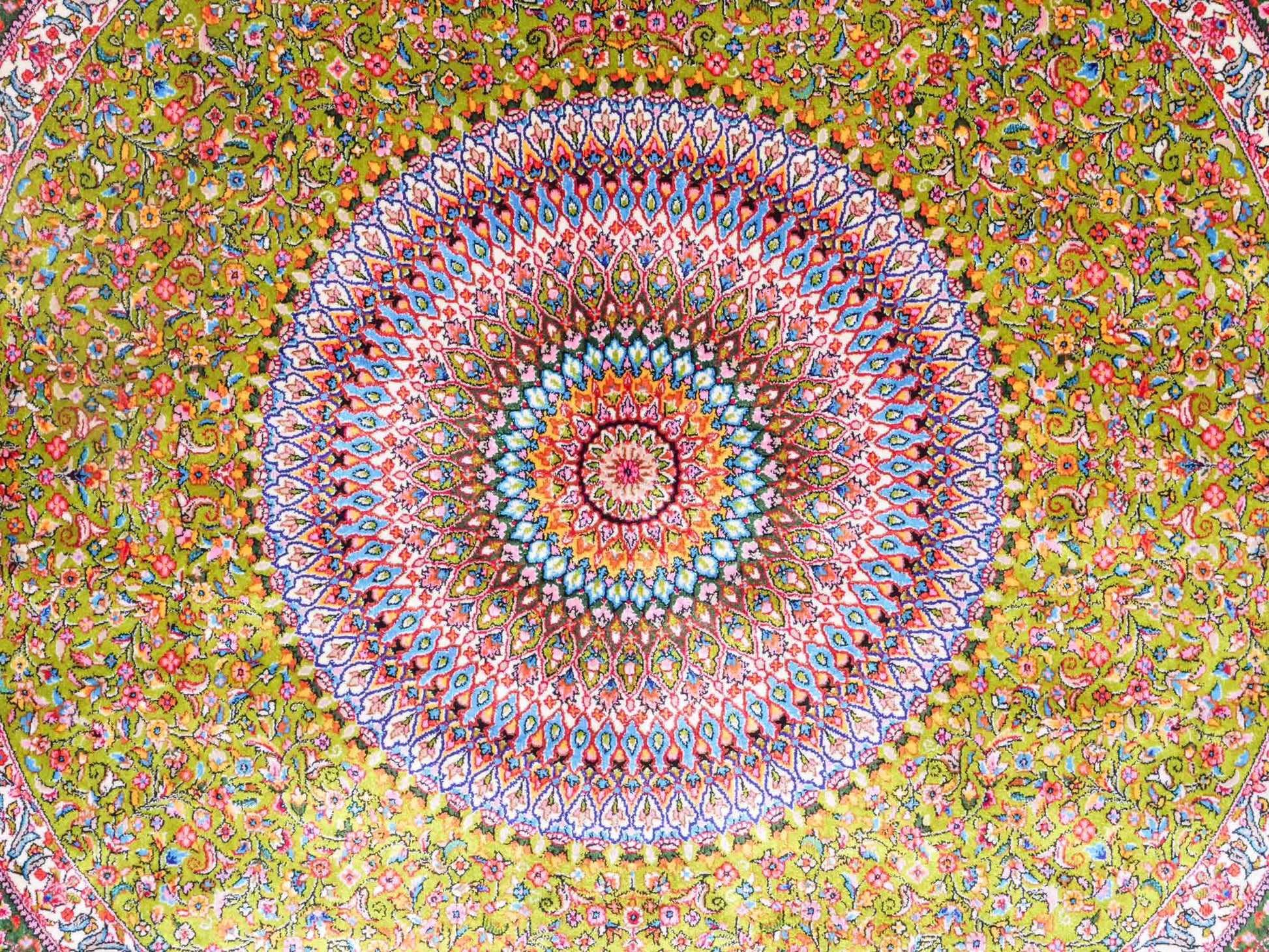 Runder Ghom Maschinenteppich "Hushang" 100 x 100 cm aus pflanzlicher Seide (Viskose) mit Medaillon, Grün, Hellgrün. Teppichnummer: V46LM100H. Persian Luxury Collection by Khademi. Made in Iran / Persia – Vertrieb durch JUPITER Intl.