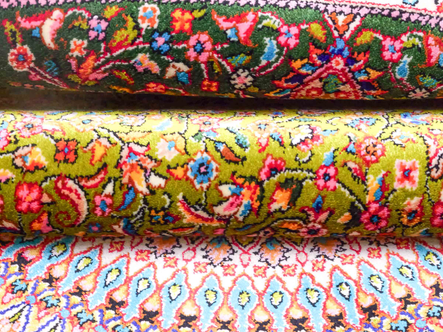 Runder Ghom Maschinenteppich "Hushang" 100 x 100 cm aus pflanzlicher Seide (Viskose) mit Medaillon, Grün, Hellgrün. Teppichnummer: V46LM100H. Persian Luxury Collection by Khademi. Made in Iran / Persia – Vertrieb durch JUPITER Intl.
