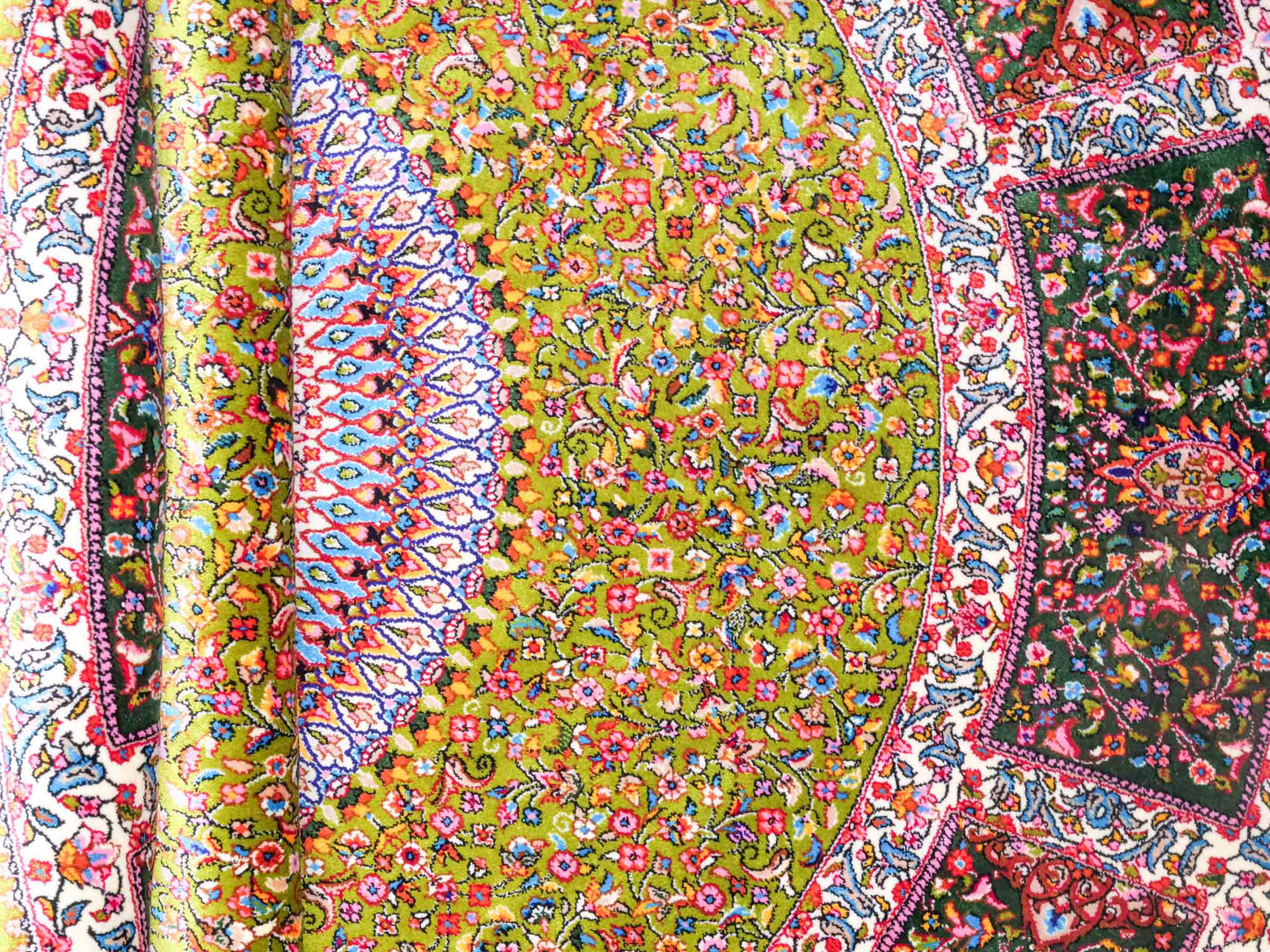 Runder Ghom Maschinenteppich "Hushang" 100 x 100 cm aus pflanzlicher Seide (Viskose) mit Medaillon, Grün, Hellgrün. Teppichnummer: V46LM100H. Persian Luxury Collection by Khademi. Made in Iran / Persia – Vertrieb durch JUPITER Intl.