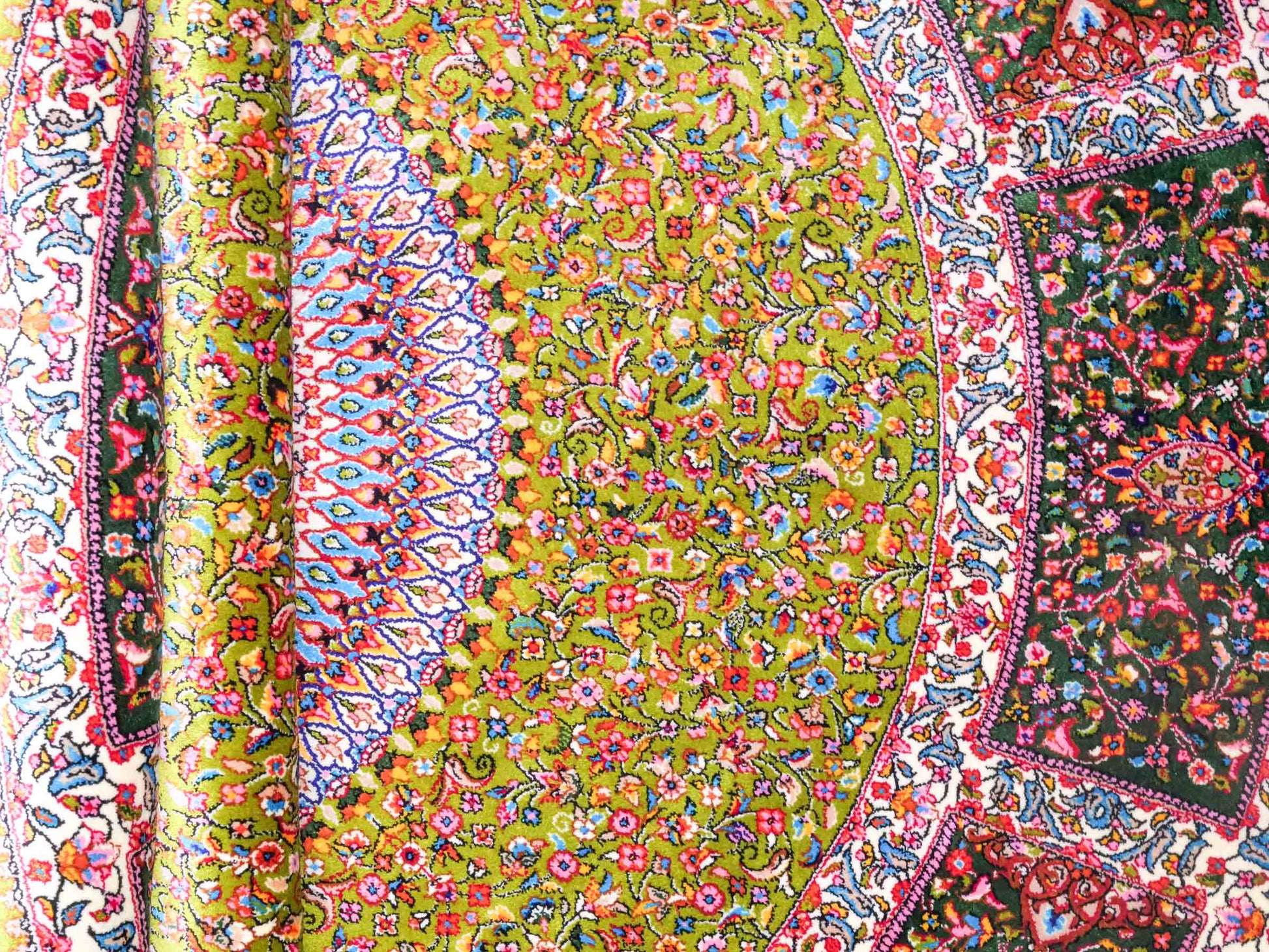 Runder Ghom Maschinenteppich "Hushang" 100 x 100 cm aus pflanzlicher Seide (Viskose) mit Medaillon, Grün, Hellgrün. Teppichnummer: V46LM100H. Persian Luxury Collection by Khademi. Made in Iran / Persia – Vertrieb durch JUPITER Intl.