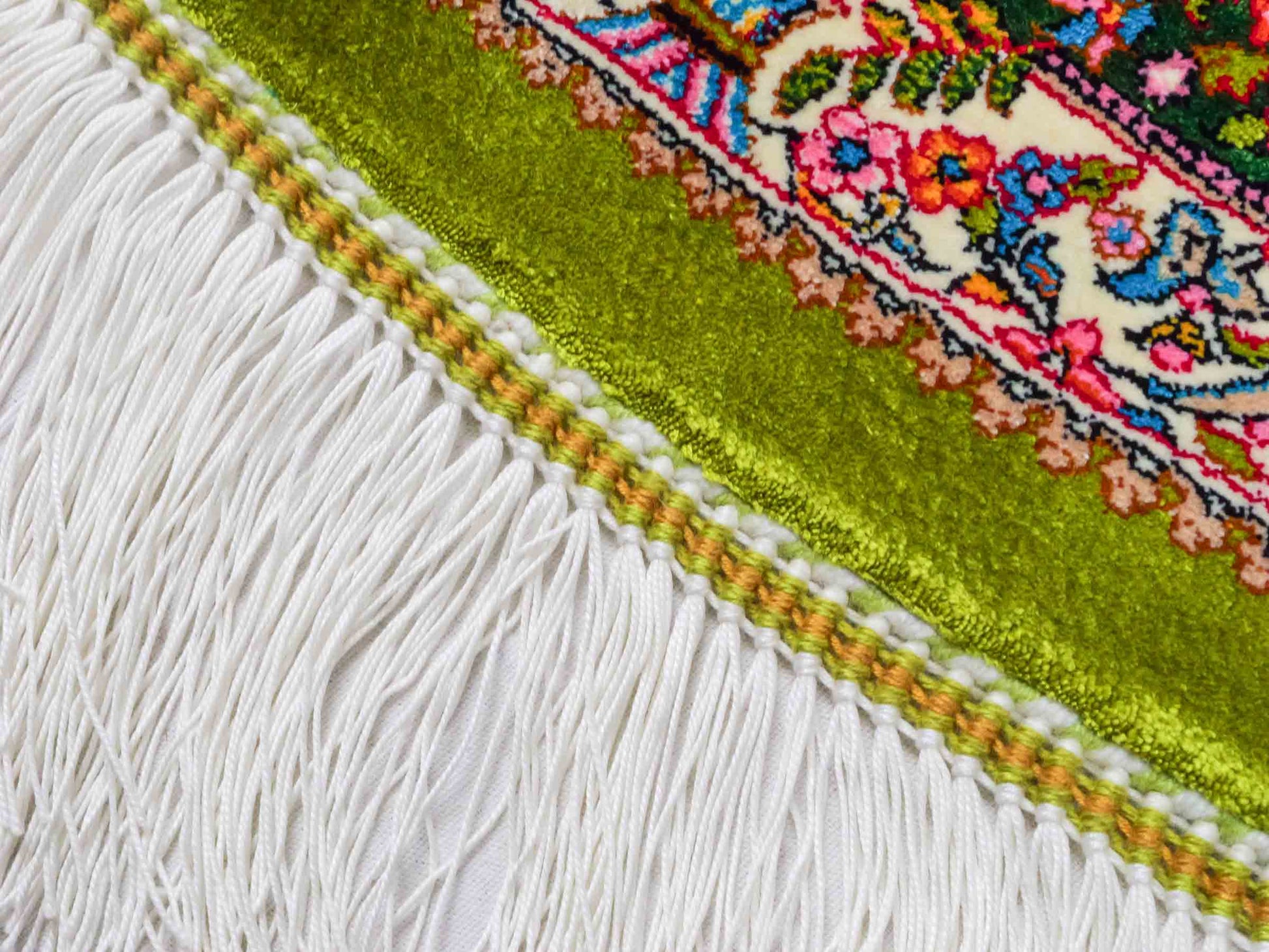 Runder Ghom Maschinenteppich "Hushang" 100 x 100 cm aus pflanzlicher Seide (Viskose) mit Medaillon, Grün, Hellgrün. Teppichnummer: V46LM100H. Persian Luxury Collection by Khademi. Made in Iran / Persia – Vertrieb durch JUPITER Intl.