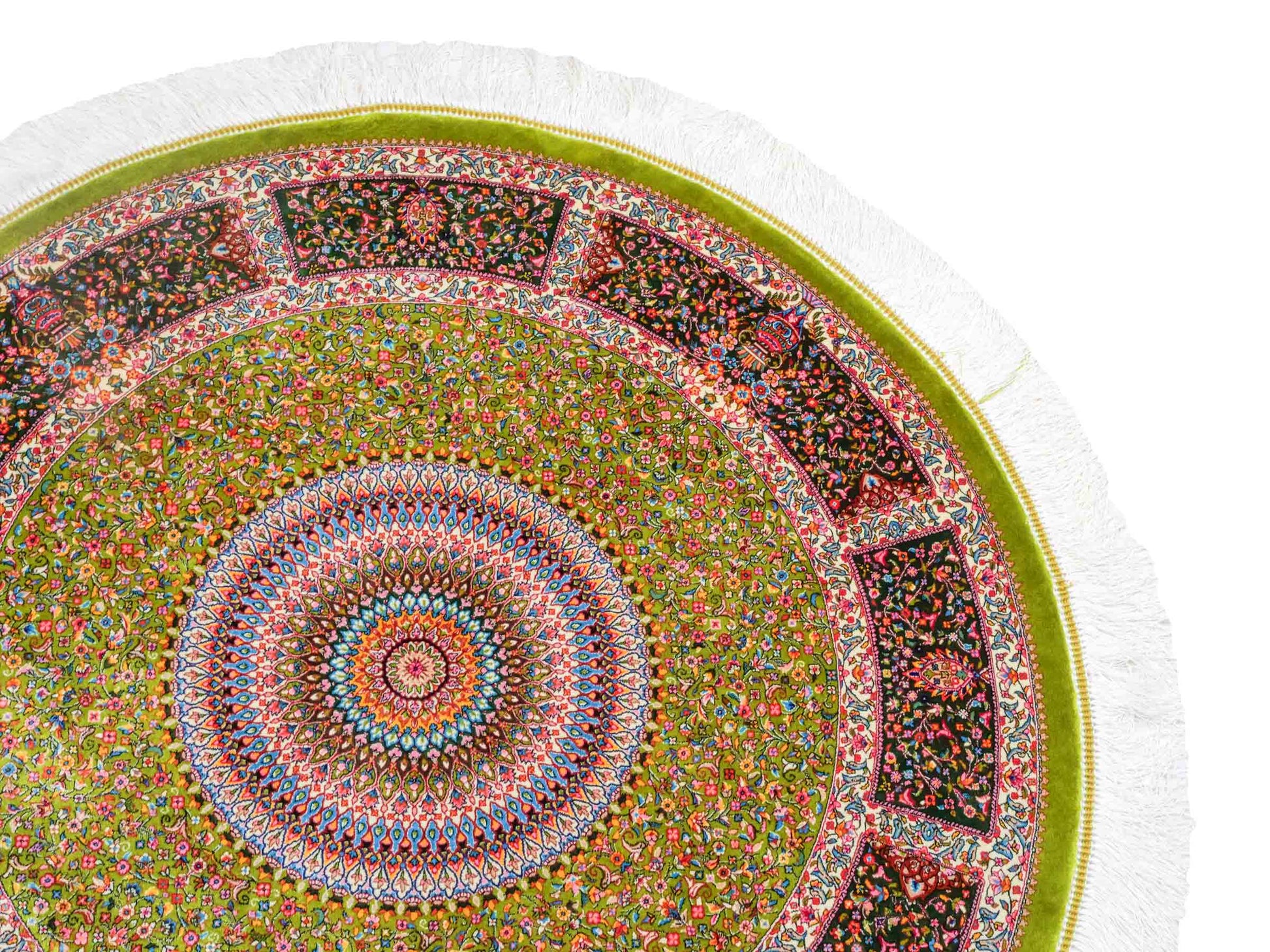 Runder Ghom Maschinenteppich "Hushang" 100 x 100 cm aus pflanzlicher Seide (Viskose) mit Medaillon, Grün, Hellgrün. Teppichnummer: V46LM100H. Persian Luxury Collection by Khademi. Made in Iran / Persia – Vertrieb durch JUPITER Intl.