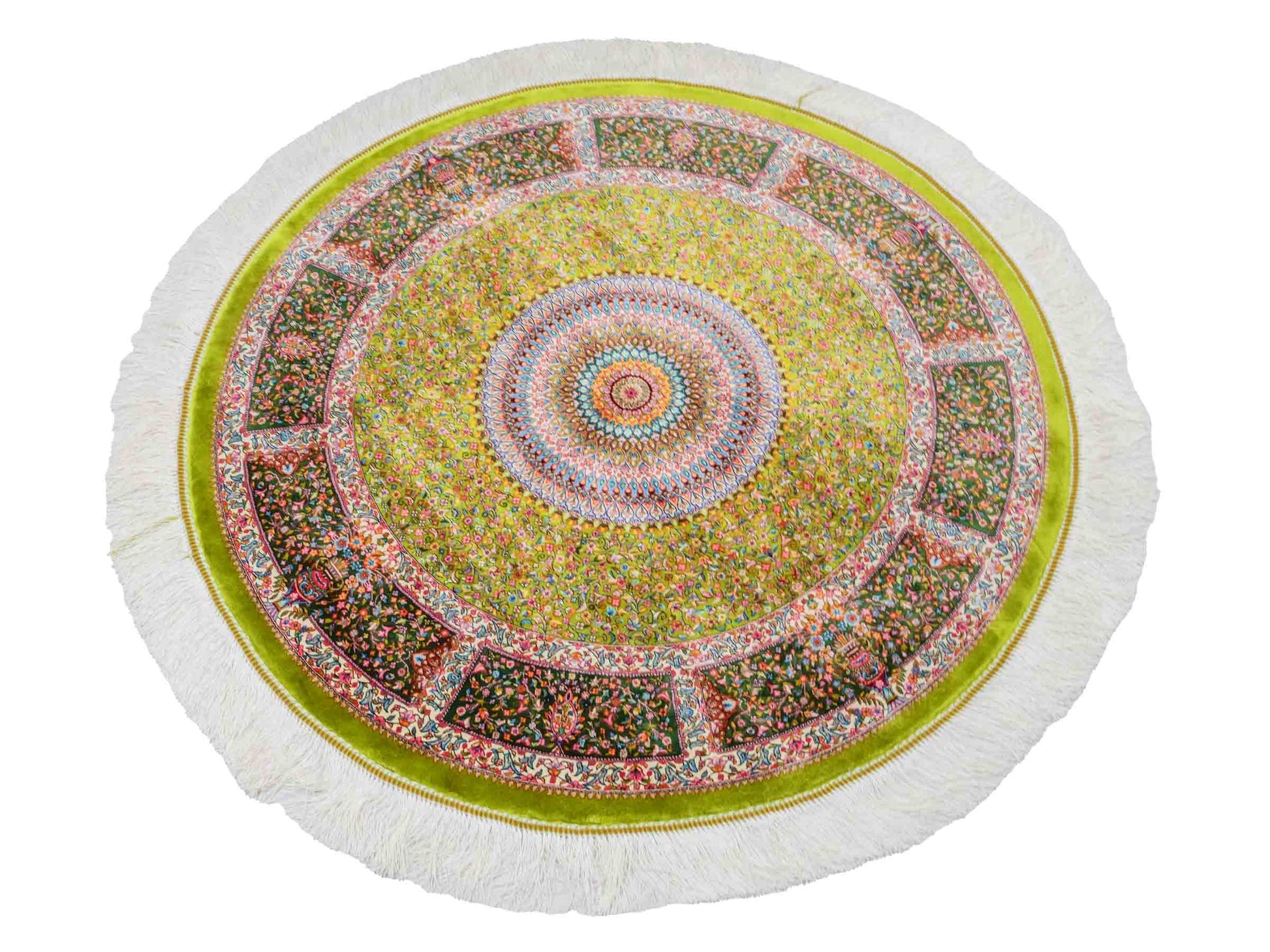 Runder Ghom Maschinenteppich "Hushang" 100 x 100 cm aus pflanzlicher Seide (Viskose) mit Medaillon, Grün, Hellgrün. Teppichnummer: V46LM100H. Persian Luxury Collection by Khademi. Made in Iran / Persia – Vertrieb durch JUPITER Intl.