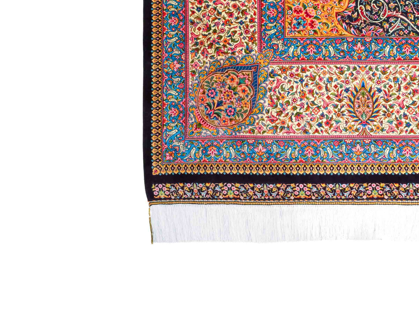 Ghom Maschinenteppich "Iraj" 300 x 200 cm aus pflanzlicher Seide (Viskose) mit Medaillon, Schwarz, Cremeweiß. Teppichnummer: V47BC600H. Persian Luxury Collection by Khademi. Made in Iran / Persia – Vertrieb durch JUPITER Intl.