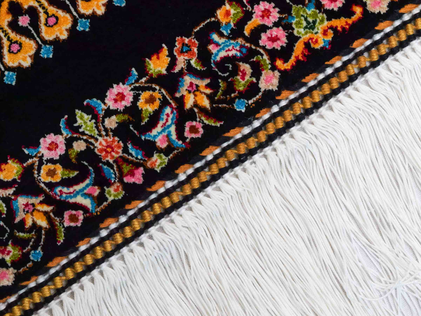 Ghom Maschinenteppich "Iraj" 300 x 200 cm aus pflanzlicher Seide (Viskose) mit Medaillon, Schwarz, Cremeweiß. Teppichnummer: V47BC600H. Persian Luxury Collection by Khademi. Made in Iran / Persia – Vertrieb durch JUPITER Intl.
