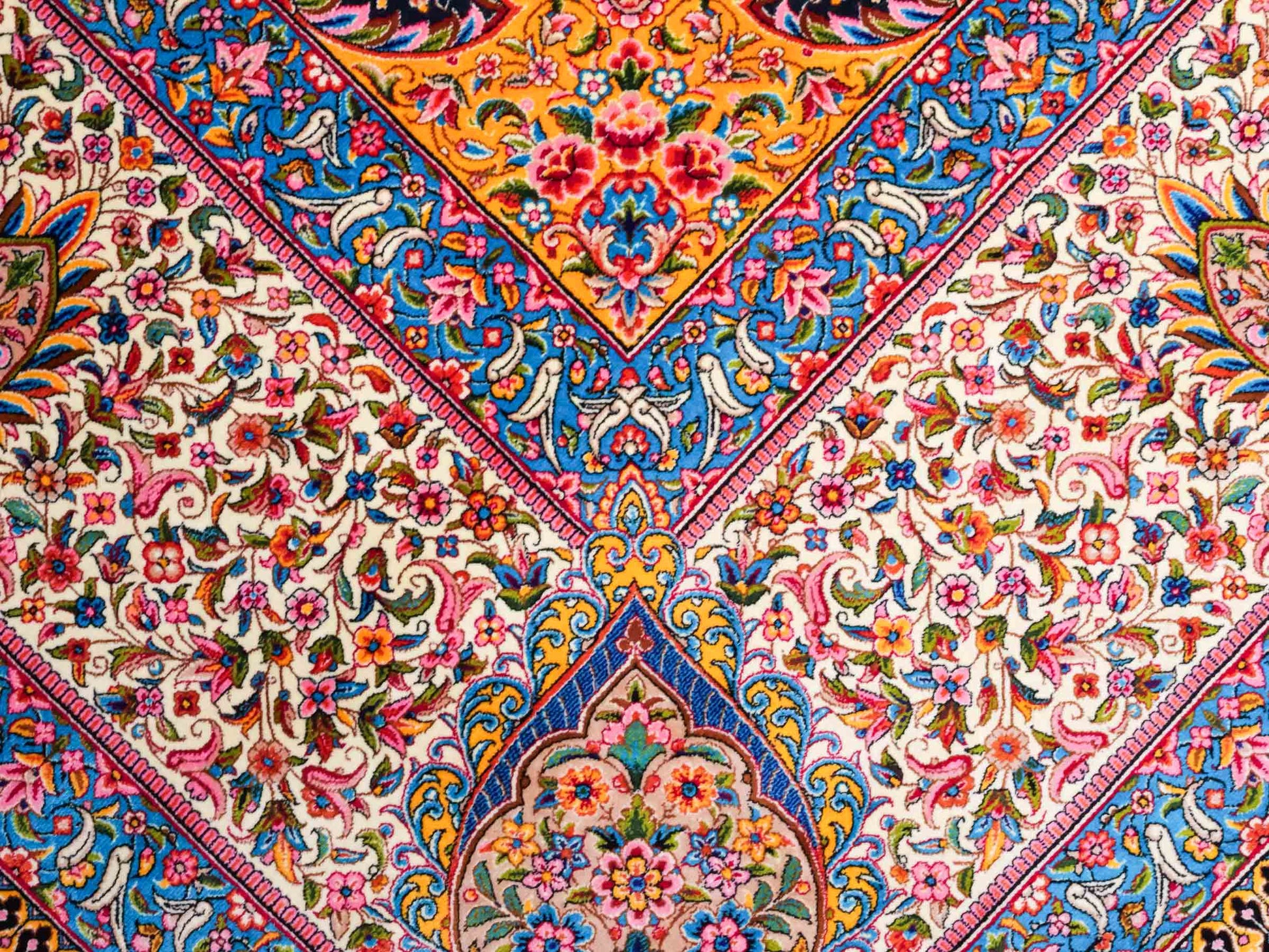 Ghom Maschinenteppich "Iraj" 300 x 200 cm aus pflanzlicher Seide (Viskose) mit Medaillon, Schwarz, Cremeweiß. Teppichnummer: V47BC600H. Persian Luxury Collection by Khademi. Made in Iran / Persia – Vertrieb durch JUPITER Intl.
