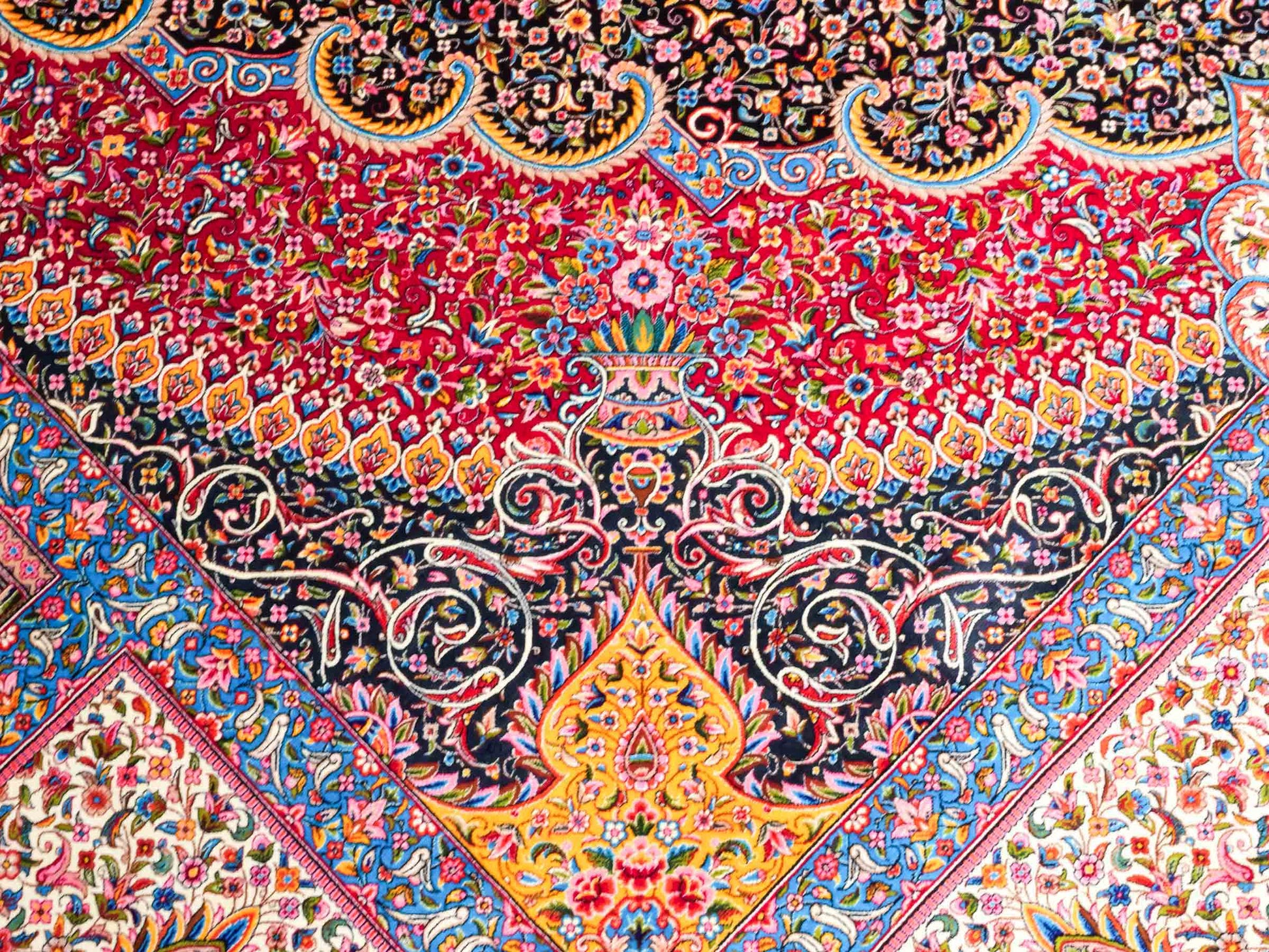 Ghom Maschinenteppich "Iraj" 300 x 200 cm aus pflanzlicher Seide (Viskose) mit Medaillon, Schwarz, Cremeweiß. Teppichnummer: V47BC600H. Persian Luxury Collection by Khademi. Made in Iran / Persia – Vertrieb durch JUPITER Intl.