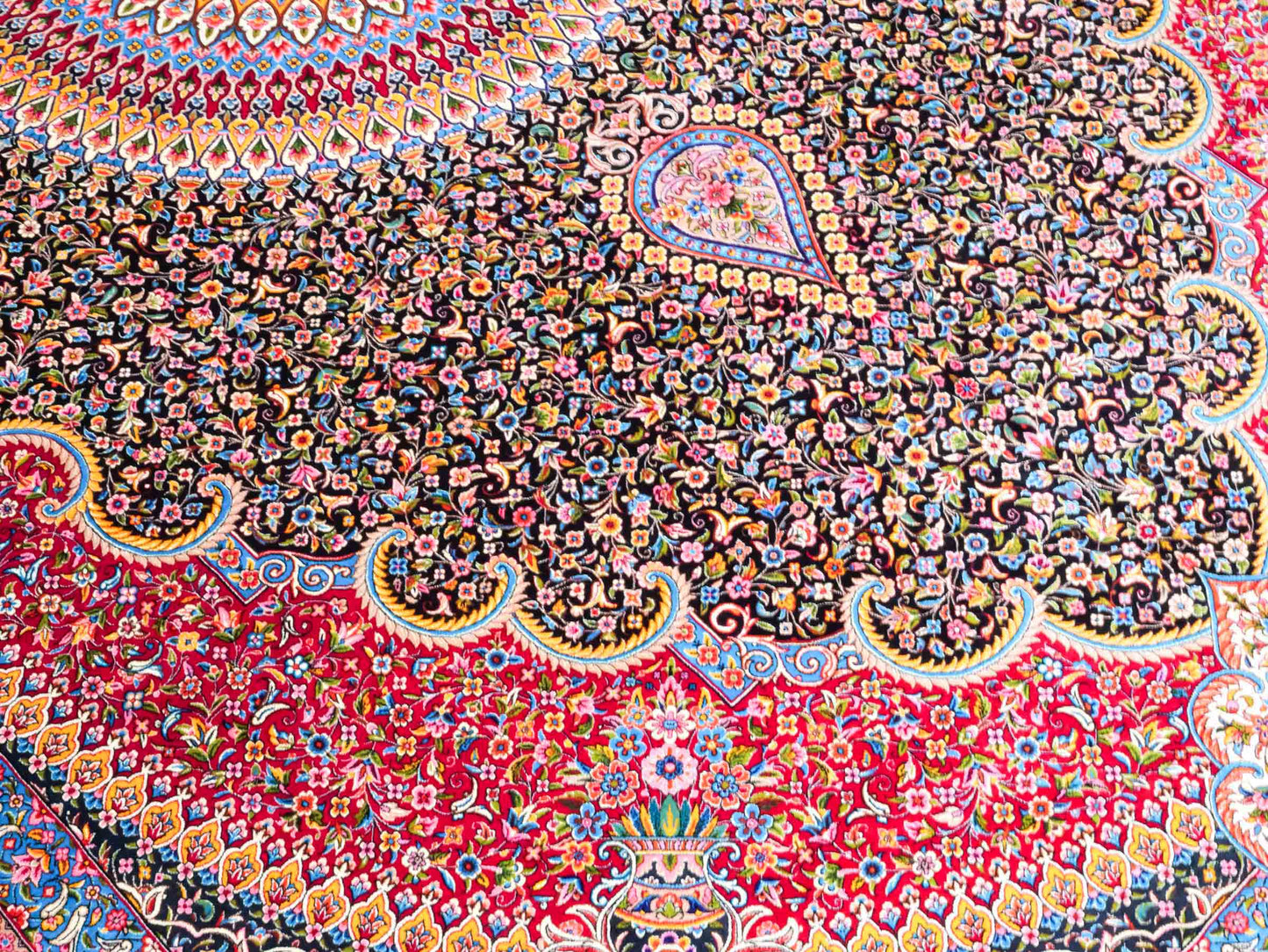 Ghom Maschinenteppich "Iraj" 300 x 200 cm aus pflanzlicher Seide (Viskose) mit Medaillon, Schwarz, Cremeweiß. Teppichnummer: V47BC600H. Persian Luxury Collection by Khademi. Made in Iran / Persia – Vertrieb durch JUPITER Intl.