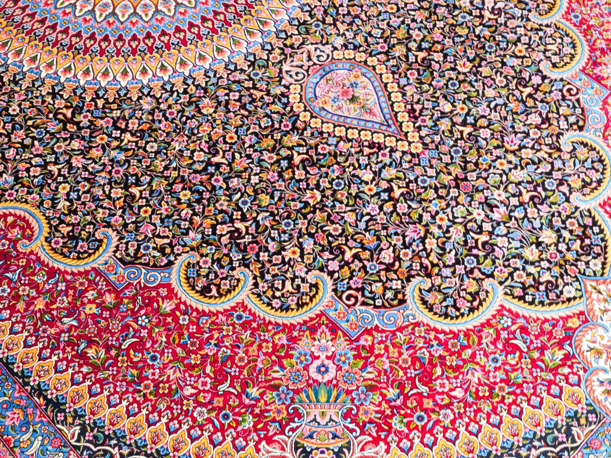 Ghom Maschinenteppich "Iraj" 300 x 200 cm aus pflanzlicher Seide (Viskose) mit Medaillon, Schwarz, Cremeweiß. Teppichnummer: V47BC600H. Persian Luxury Collection by Khademi. Made in Iran / Persia – Vertrieb durch JUPITER Intl.