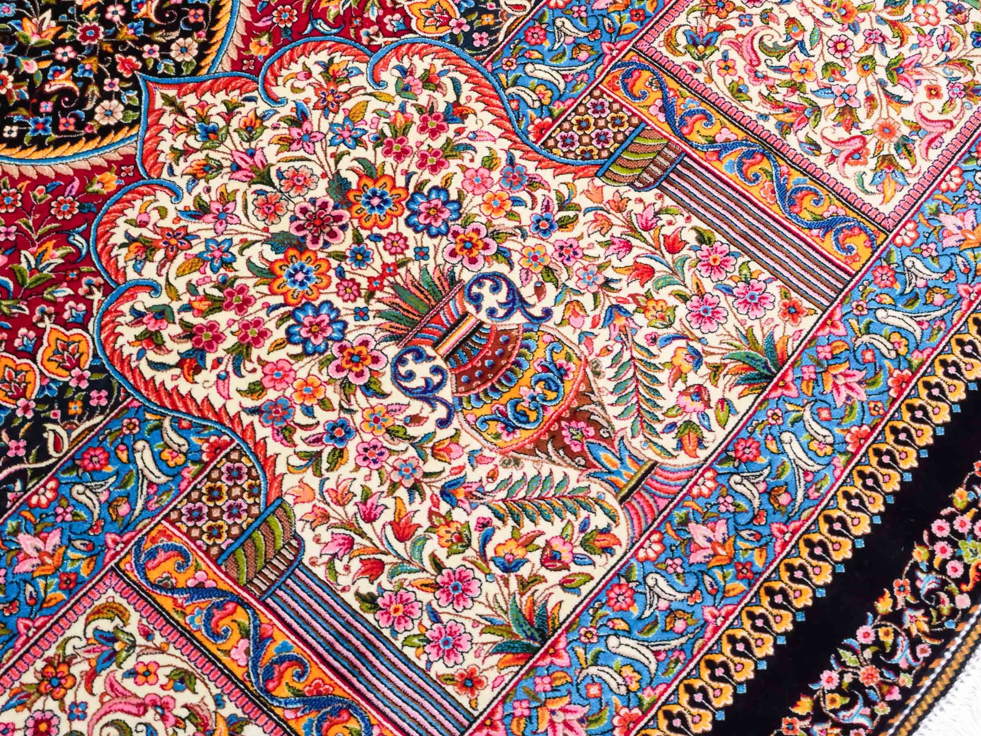 Ghom Maschinenteppich "Iraj" 300 x 200 cm aus pflanzlicher Seide (Viskose) mit Medaillon, Schwarz, Cremeweiß. Teppichnummer: V47BC600H. Persian Luxury Collection by Khademi. Made in Iran / Persia – Vertrieb durch JUPITER Intl.