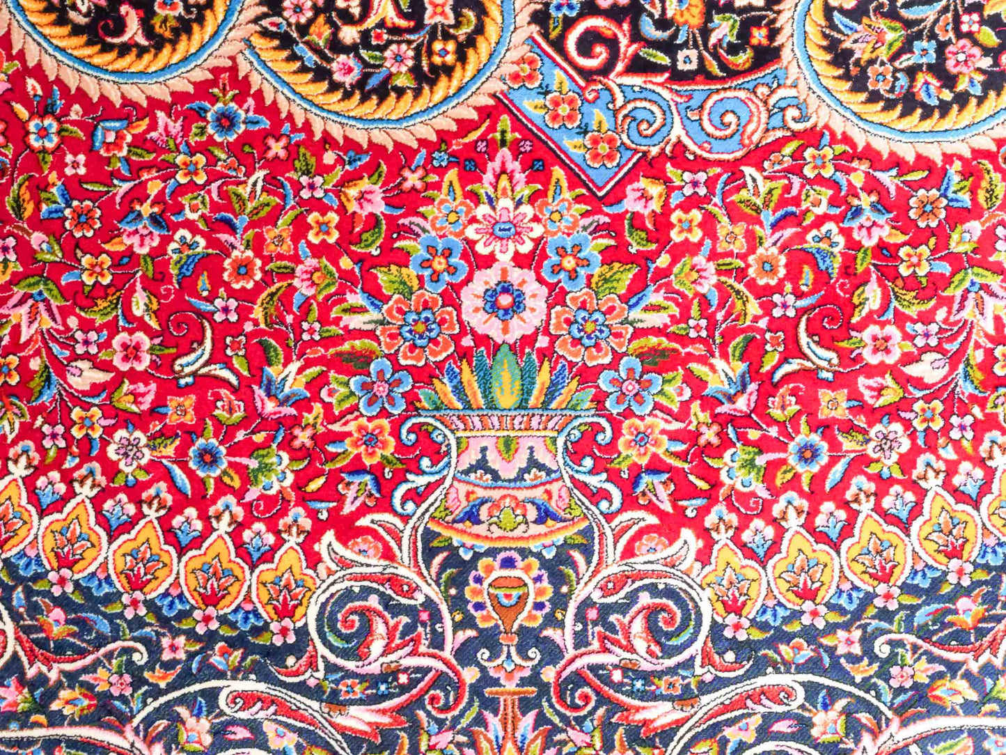 Ghom Maschinenteppich "Iraj" 300 x 200 cm aus pflanzlicher Seide (Viskose) mit Medaillon, Schwarz, Cremeweiß. Teppichnummer: V47BC600H. Persian Luxury Collection by Khademi. Made in Iran / Persia – Vertrieb durch JUPITER Intl.