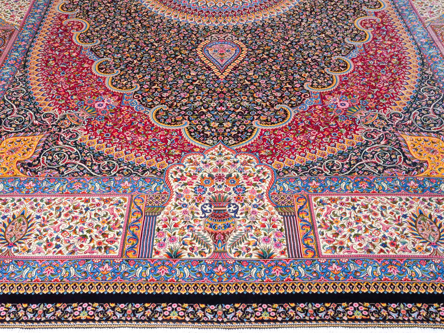 Ghom Maschinenteppich "Iraj" 300 x 200 cm aus pflanzlicher Seide (Viskose) mit Medaillon, Schwarz, Cremeweiß. Teppichnummer: V47BC600H. Persian Luxury Collection by Khademi. Made in Iran / Persia – Vertrieb durch JUPITER Intl.